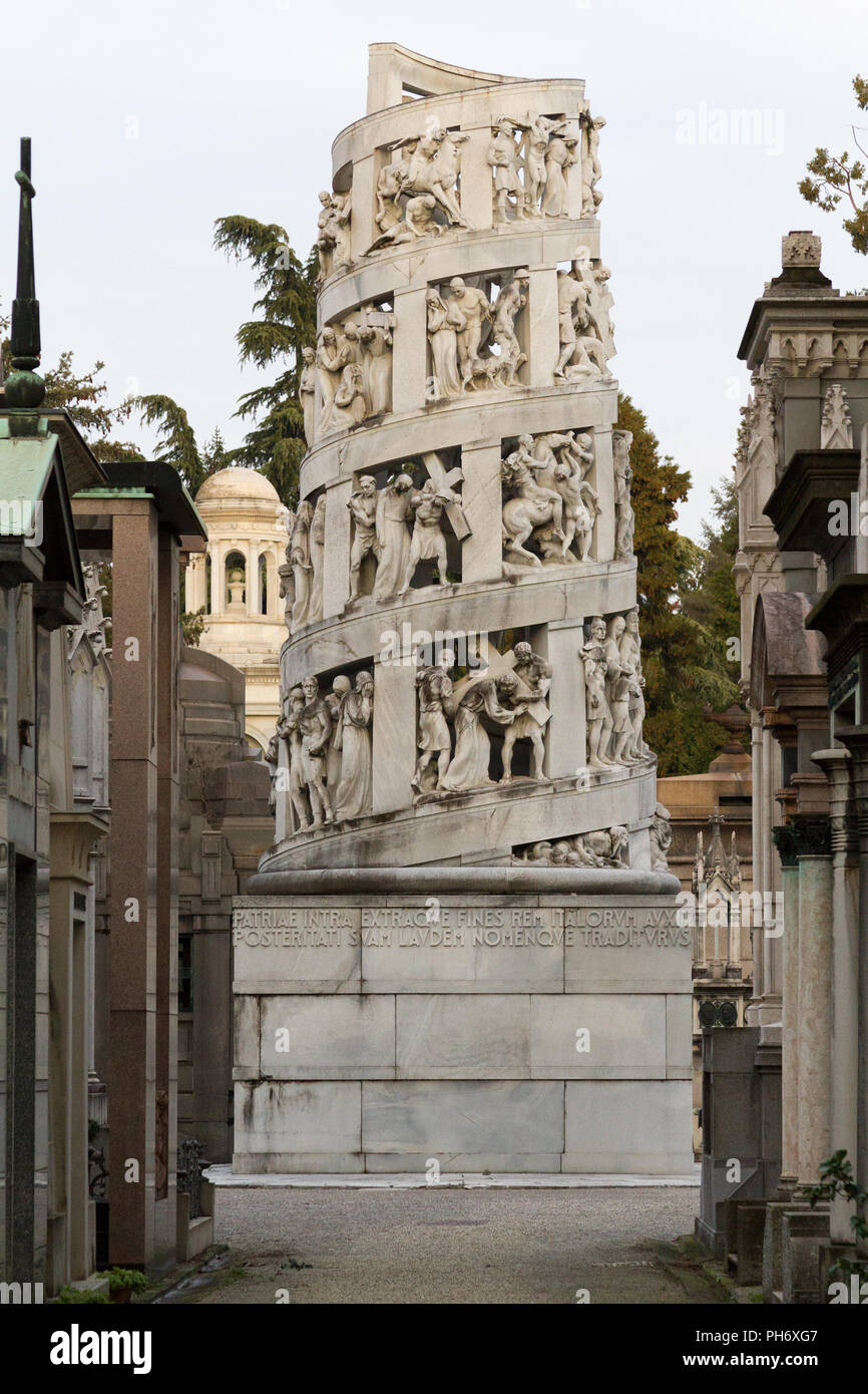 Milano, Italia. 2018/2/8. Mausoleo di Antonio Bernocchi di Giannino Castiglioni raffigurante la via della croce di Gesù al Cimitero Monumentale. Foto Stock