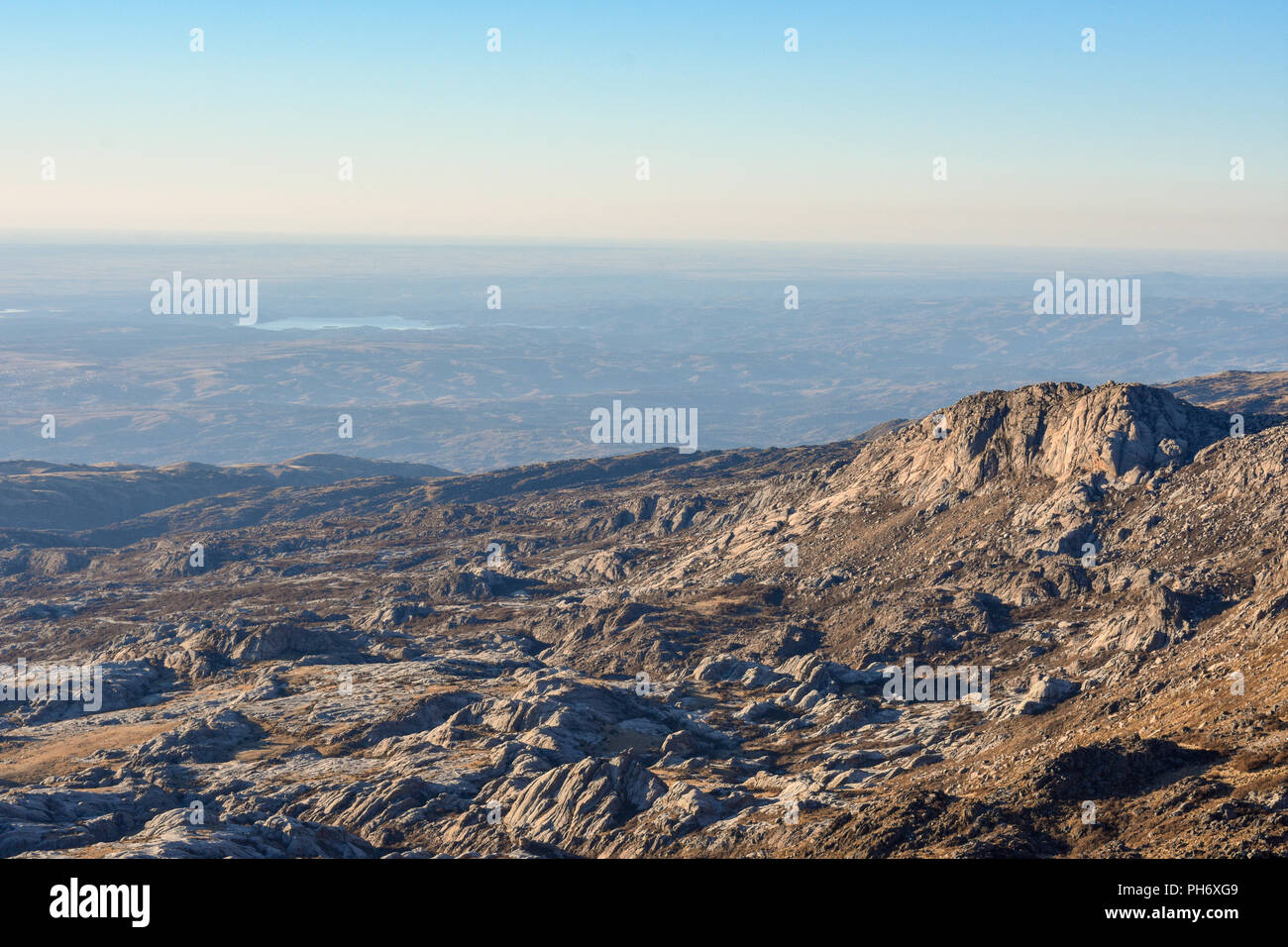Giornata di sole dalla cima della montagna e con una vista bellissima. Dopo una lunga passeggiata il paesaggio premia lo sforzo. Foto Stock
