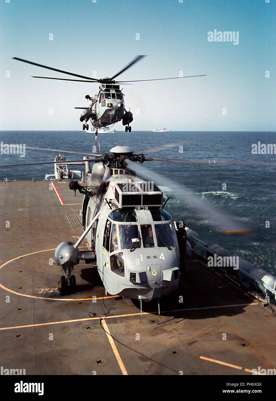 AJAXNETPHOTO. 6TH OTT 2001. OMAN. Un mare re elicottero dalla Royal Naval Air SQUADRON 845 solleva dal ponte di HMS FEARLESS come lynx si prepara a seguire. Foto:JONATHAN EASTLAND/AJAX REF:CD/SS/SH1-6(OMA-18) Foto Stock