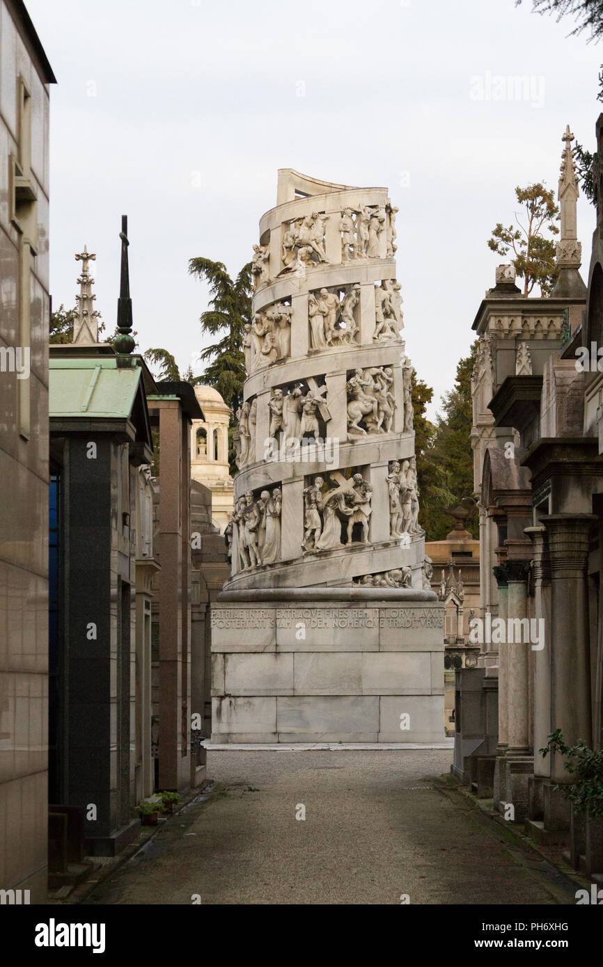 Milano, Italia. 2018/2/8. Mausoleo di Antonio Bernocchi di Giannino Castiglioni raffigurante la via della croce di Gesù al Cimitero Monumentale. Foto Stock