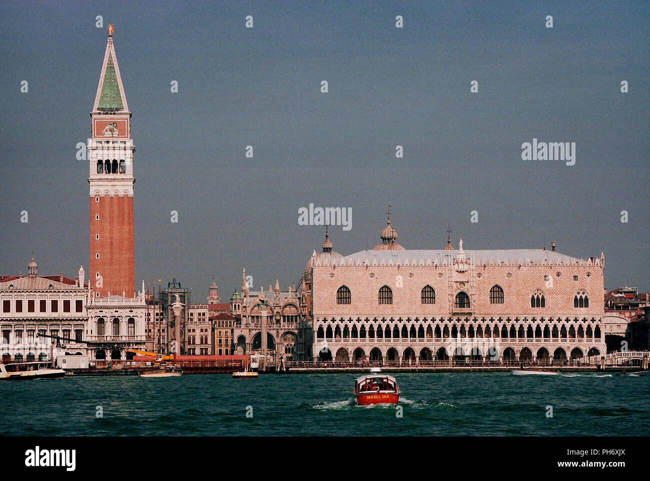 AJAXNETPHOTO. Venezia, Italia - guardando verso il Palazzo Ducale e Piazza San Marco. Foto:JONATHAN EASTLAND/AJAX REF:51011 2625A4289 Foto Stock