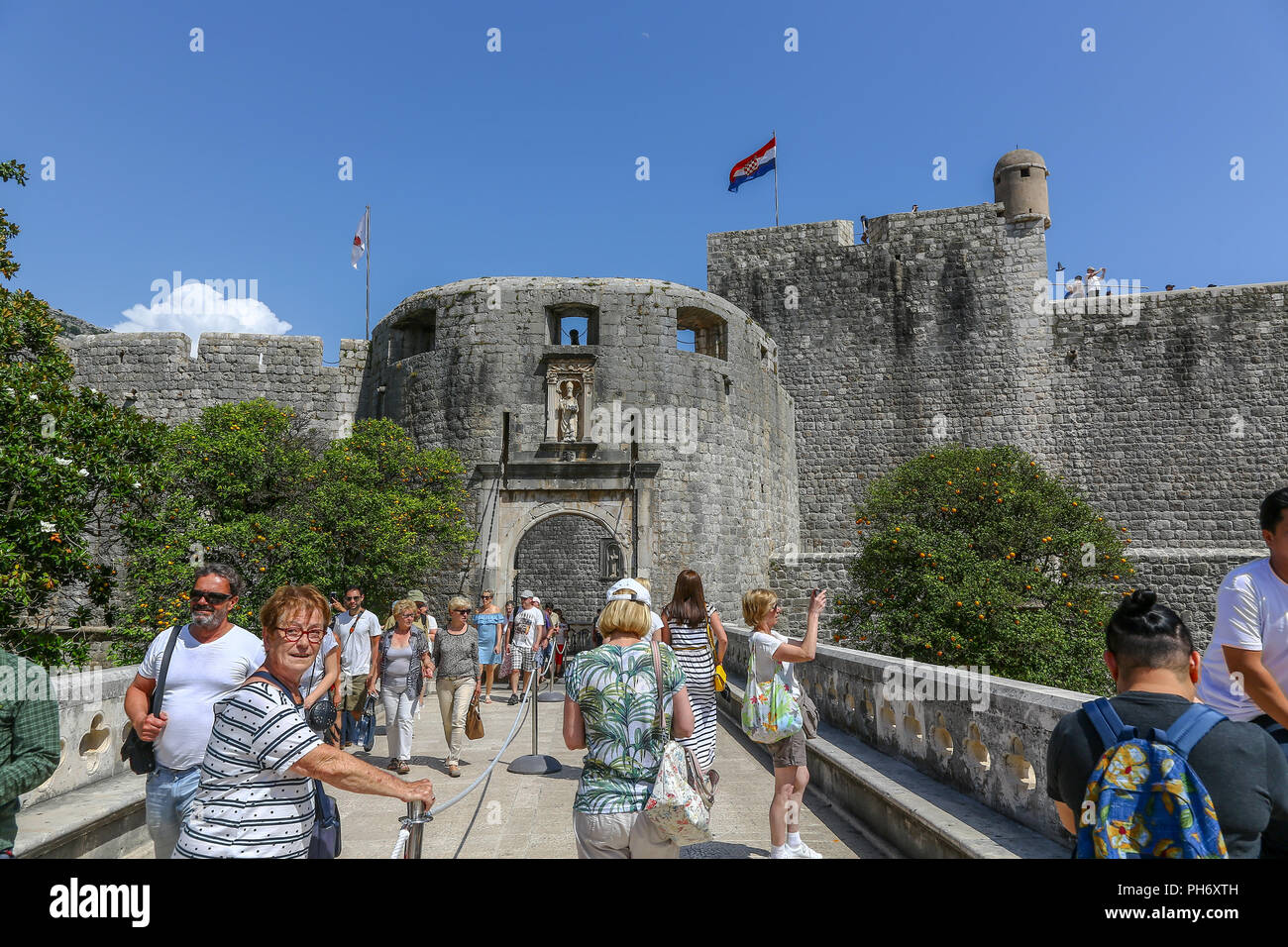 Le mura della città in corrispondenza della pila di gate e di un ponte che conduce al cancello di ingresso alla Città Vecchia, Dubrovnik, Croazia Foto Stock