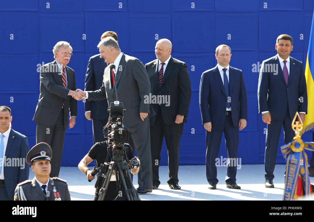 Kiev, Ucraina - 24 agosto 2018: US National Security Advisor John Bolton (L), Presidente dell'Ucraina Petro Poroshenko e gli ospiti della parata militare nel Foto Stock