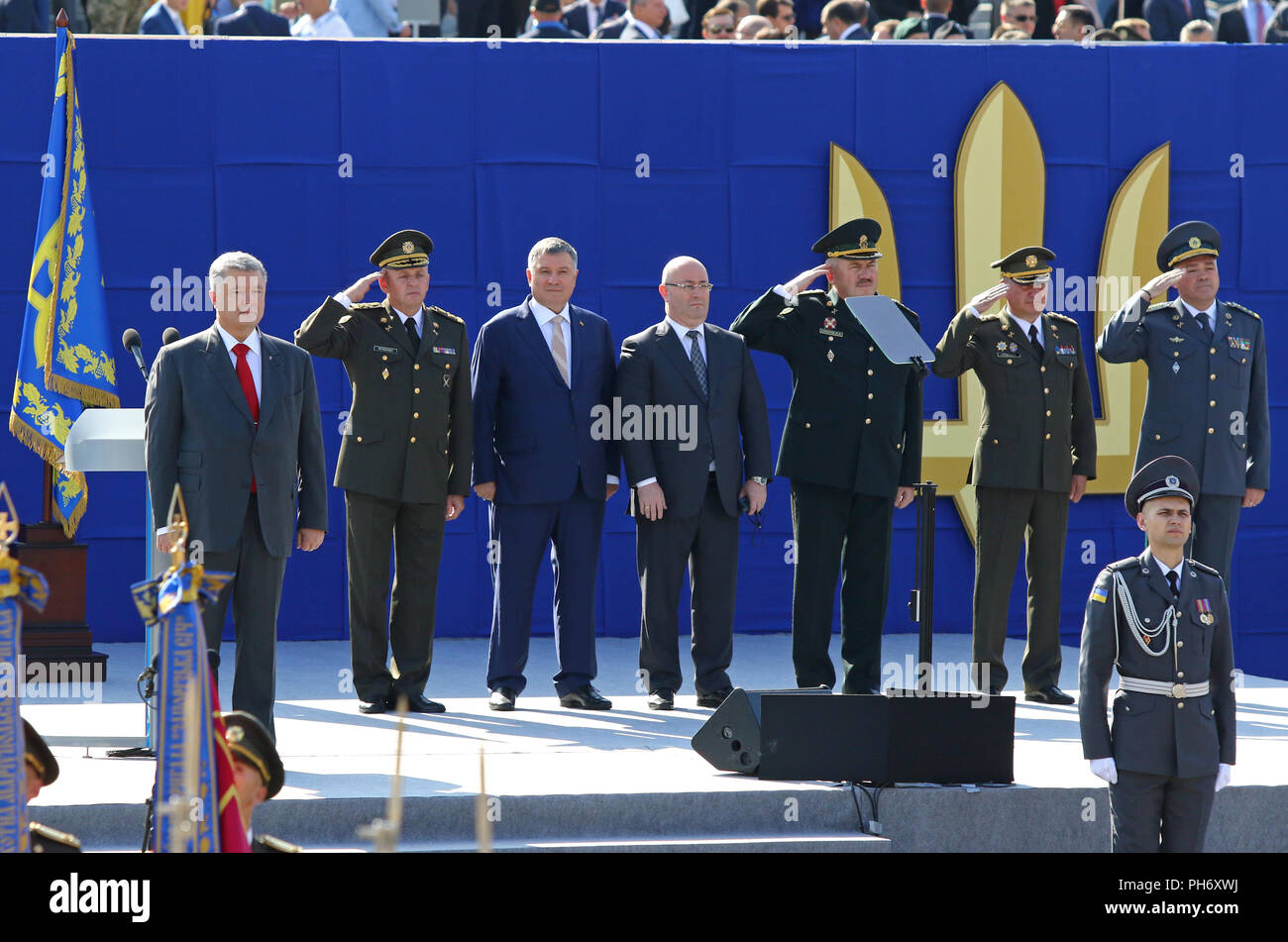 Kiev, Ucraina - 24 agosto 2018: Presidente dell'Ucraina Petro Poroshenko (L), dei generali dell'esercito e gli ospiti della parata militare a Kiev, dedicato Foto Stock