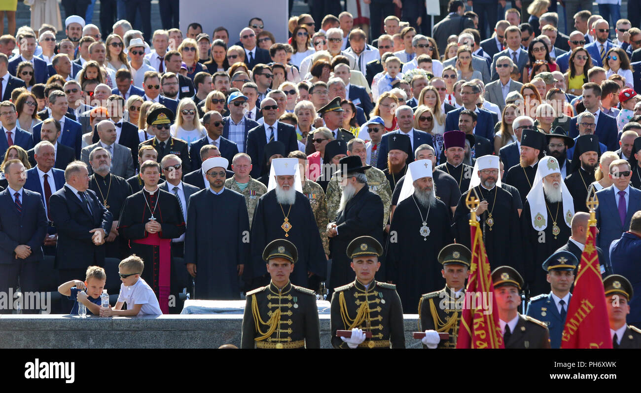 Kiev, Ucraina - 24 agosto 2018: Ucraino ecclesiastici e gli altri ospiti guarda una parata militare a Kiev, dedicata al giorno di indipendenza dell'Ucraina. U Foto Stock