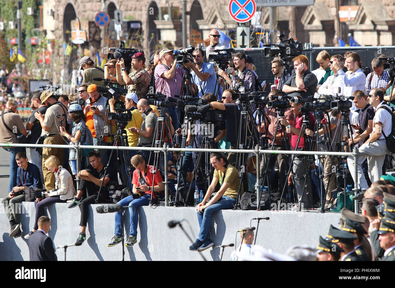 Kiev, Ucraina - 24 agosto 2018: fotografi e videografi in attesa per la parata militare a Kiev, dedicata al giorno di indipendenza dell'Ucraina. Regno Unito Foto Stock
