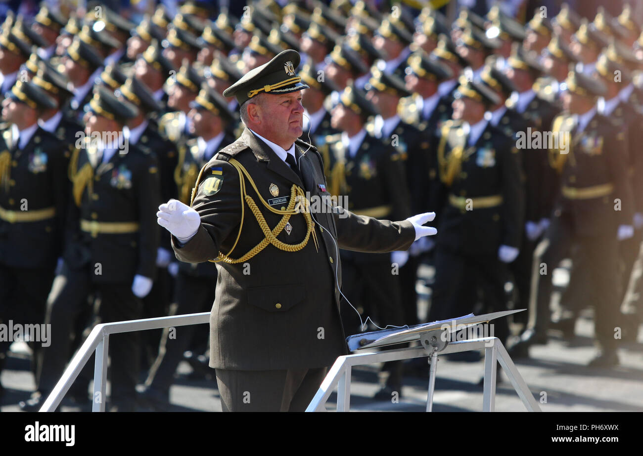 Kiev, Ucraina - 24 agosto 2018: Volodymyr Dashkovsky, direttore dell'orchestra militare Service prende parte alla parata militare a Kiev, dedicare Foto Stock