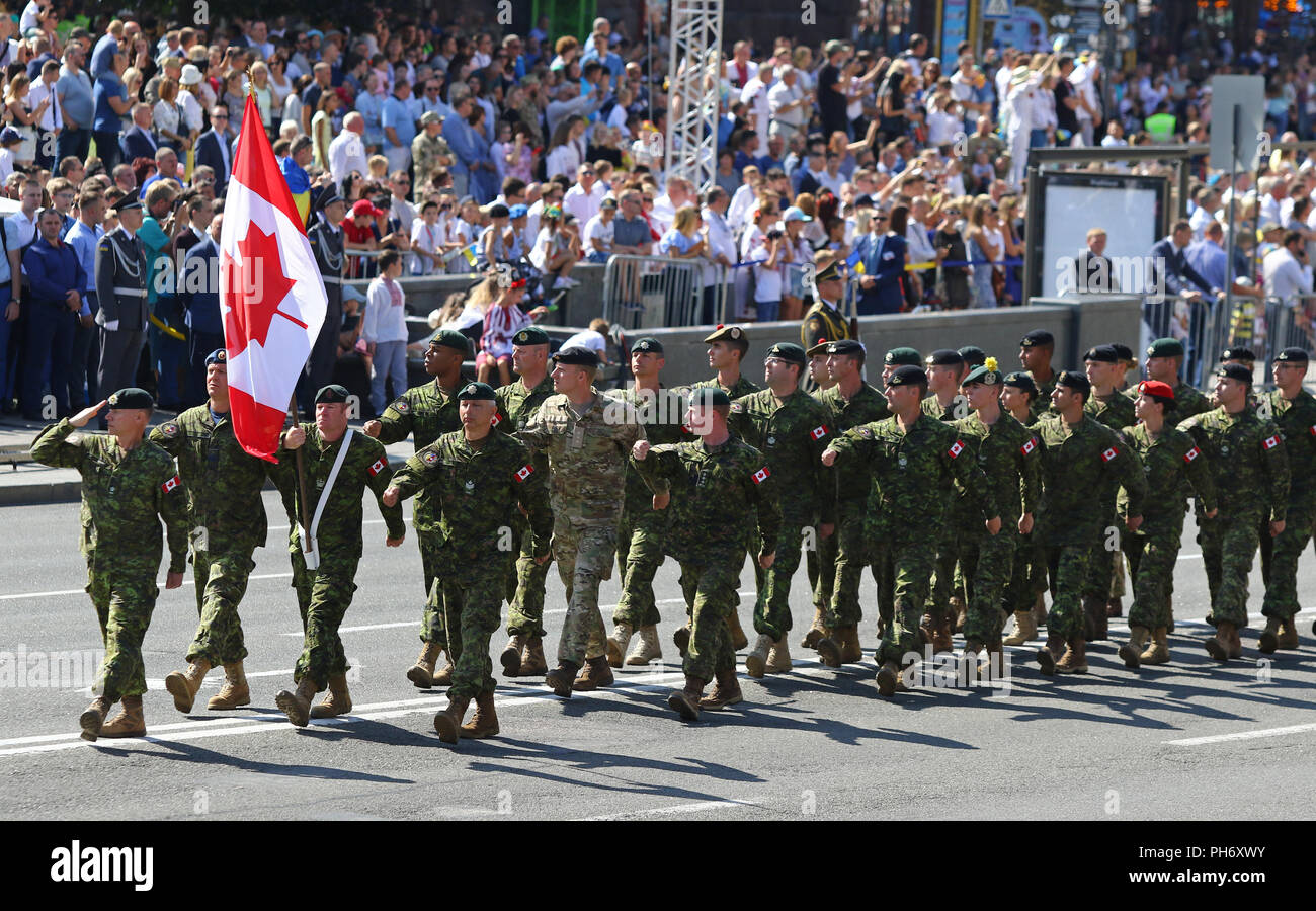 Kiev, Ucraina - 24 agosto 2018: Canada soldati dell esercito marche durante la parata militare sulla piazza Indipendenza a Kiev. L'Ucraina celebra il 27° anniv Foto Stock