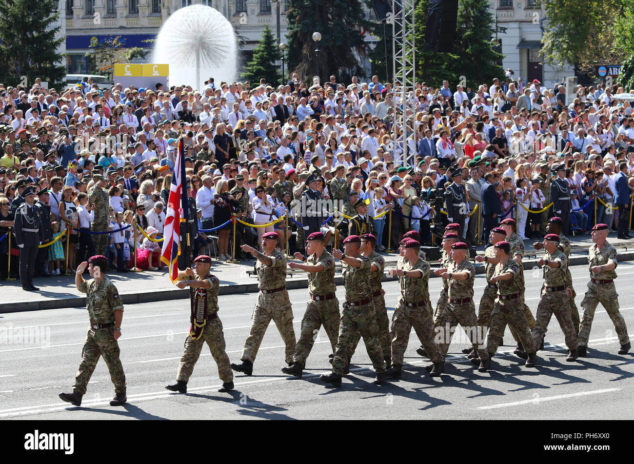 Kiev, Ucraina - 24 agosto 2018: British Airborne riservisti marzo attraverso Piazza Indipendenza a Kiev durante la parata militare. L'Ucraina celebra Foto Stock