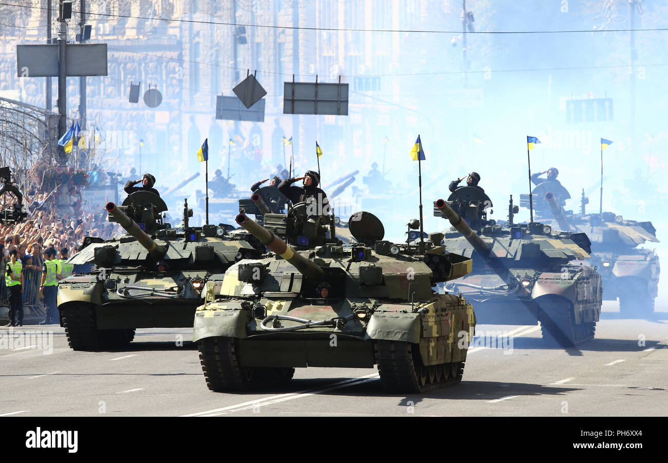 Kiev, Ucraina - 24 agosto 2018: serbatoi ucraini Т-84-120 'Yatagan' unità su Khreschatyk street nel centro della città di Kyiv durante la parata militare, ded Foto Stock