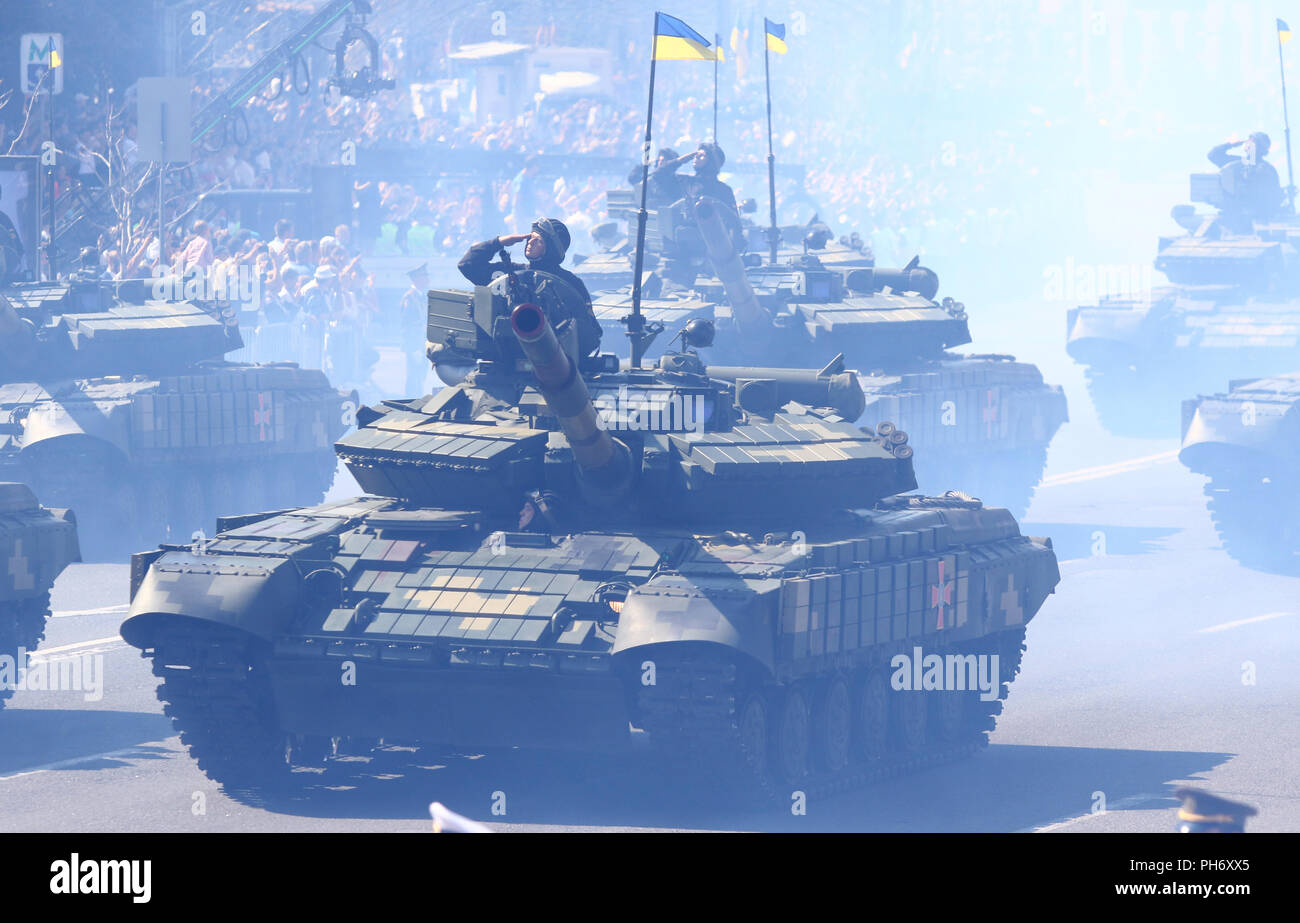 Kiev, Ucraina - 24 agosto 2018: Ucraino serbatoio T-64 unità su Khreschatyk street nel centro della città di Kyiv durante la parata militare, dedicata alla Foto Stock