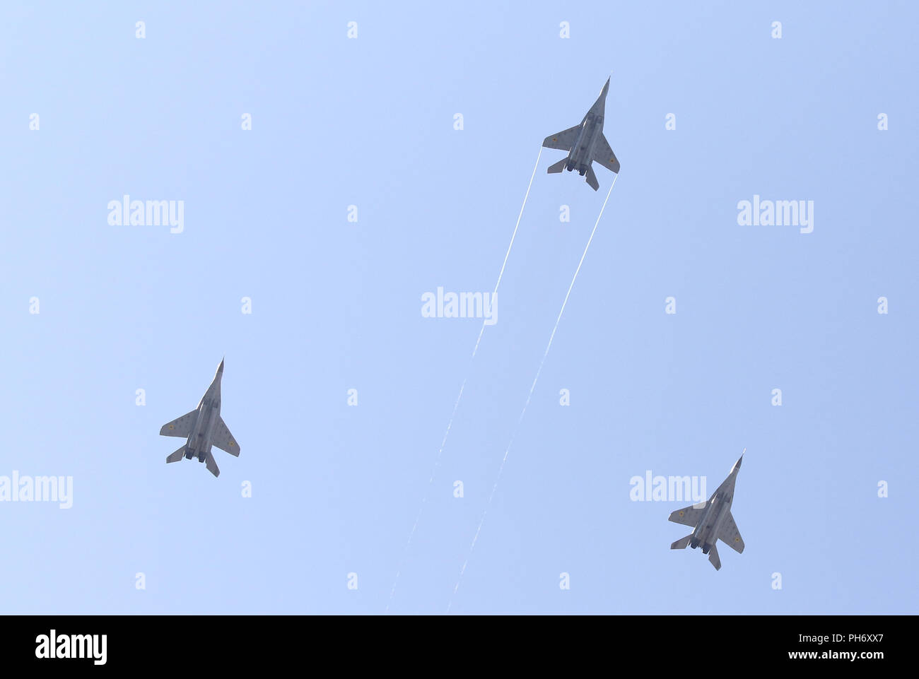 Kiev, Ucraina - 24 agosto 2018: militare ucraino aerei sorvolano la piazza Indipendenza a Kiev durante la parata militare, dedicato al 27 Foto Stock