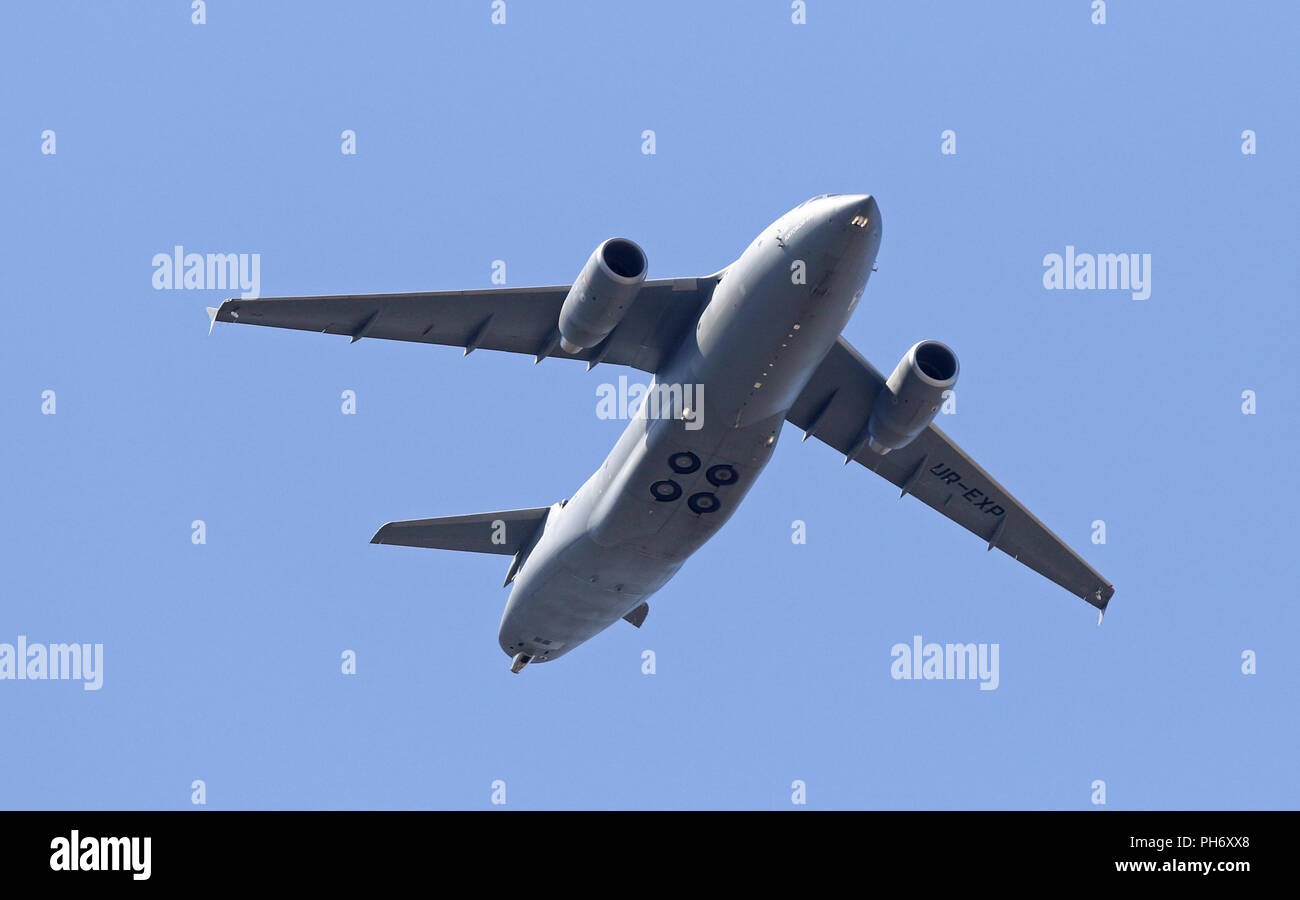 Kiev, Ucraina - 24 agosto 2018: Antonov un-178, una a corto raggio medio-airlift i velivoli militari da trasporto vola sopra la piazza Indipendenza a Kiev d Foto Stock