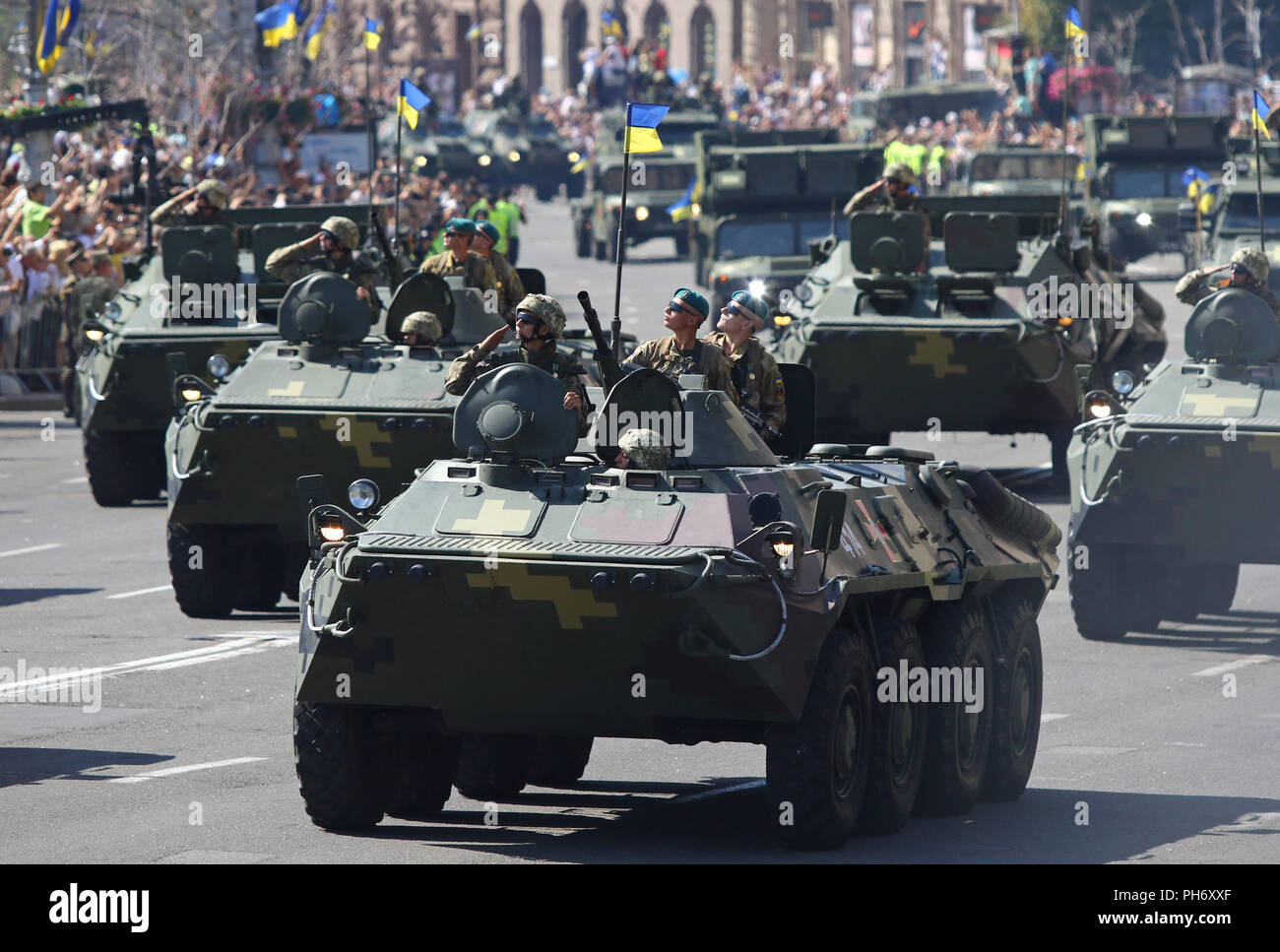 Kiev, Ucraina - 24 agosto 2018: attrezzature militari delle Forze Armate dell'Ucraina si sposta sulla Khreschatyk Street nella città di Kyiv durante la parata militare, de Foto Stock