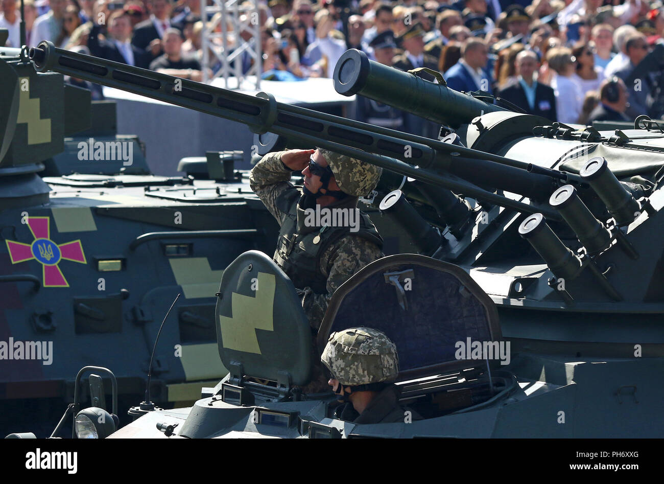 Kiev, Ucraina - 24 agosto 2018: attrezzature militari delle Forze Armate dell'Ucraina si sposta sulla Khreschatyk Street nella città di Kyiv durante la parata militare, de Foto Stock