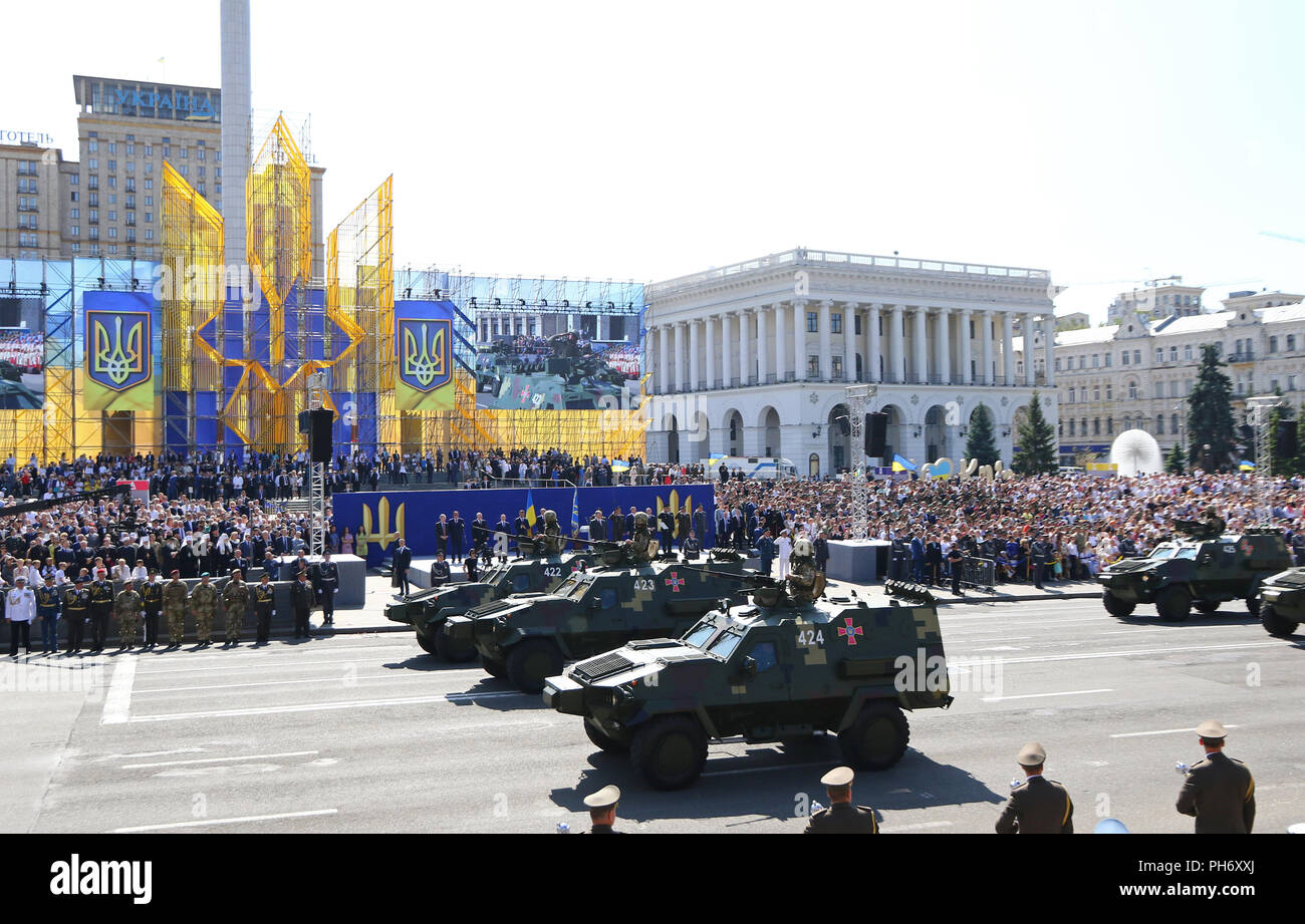 Kiev, Ucraina - 24 agosto 2018: attrezzature militari delle Forze Armate dell'Ucraina si sposta sulla Khreschatyk Street nella città di Kyiv durante la parata militare, de Foto Stock