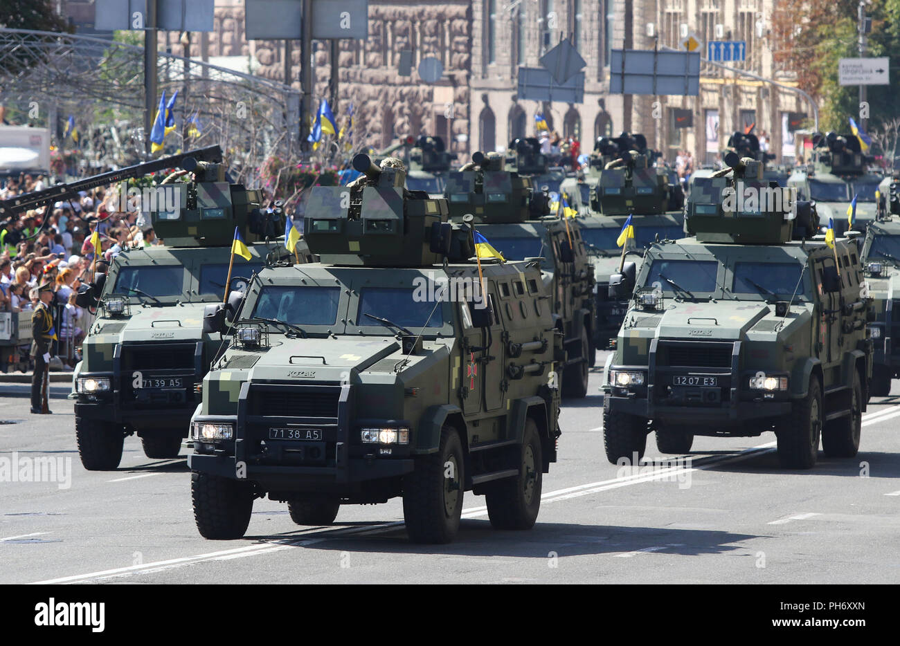 Kiev, Ucraina - 24 agosto 2018: attrezzature militari delle Forze Armate dell'Ucraina si sposta sulla Khreschatyk Street nella città di Kyiv durante la parata militare, de Foto Stock