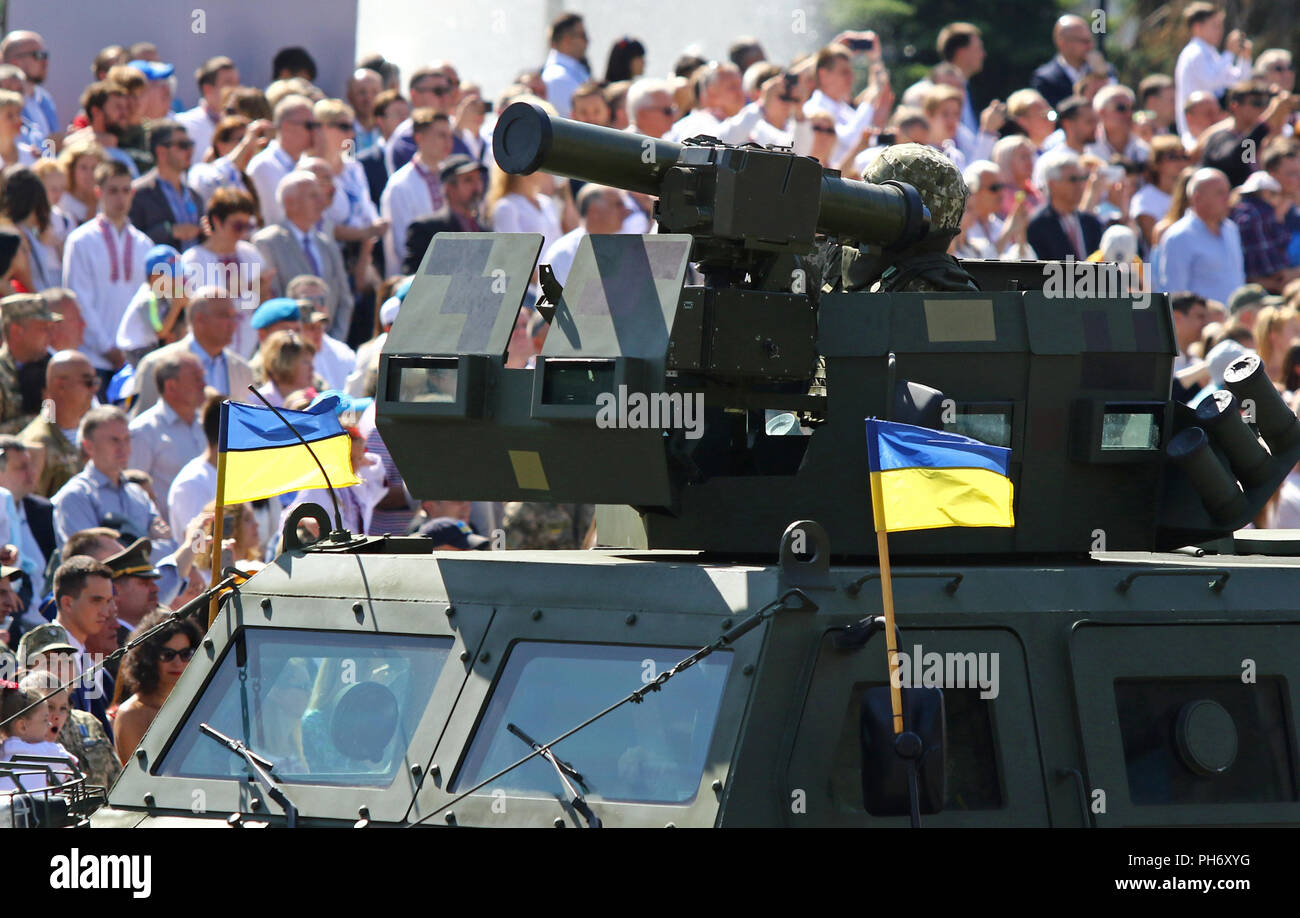 Kiev, Ucraina - 24 agosto 2018: attrezzature militari delle Forze Armate dell'Ucraina si sposta sulla Khreschatyk Street nella città di Kyiv durante la parata militare, de Foto Stock