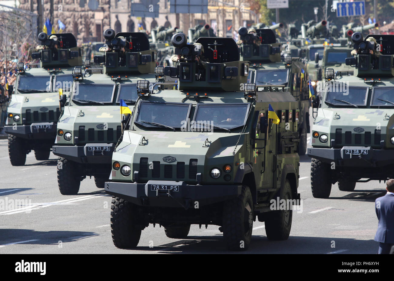 Kiev, Ucraina - 24 agosto 2018: US giavellotto portable anti-arma serbatoio collocato su ucraino auto blindata " Varta' unità su Khreschatyk street a Kyiv duri Foto Stock