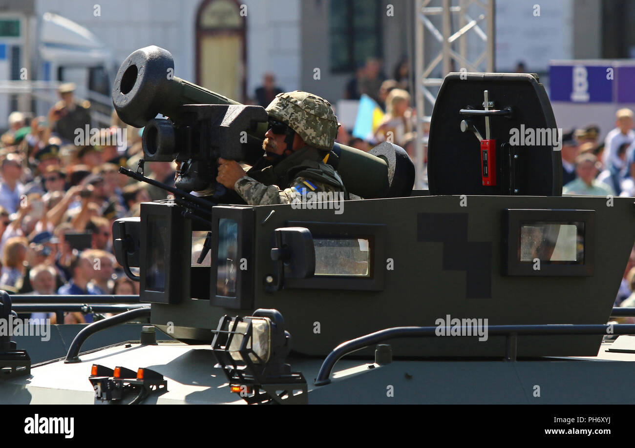 Kiev, Ucraina - 24 agosto 2018: esercito ucraino soldato ci tiene giavellotto portable anti-serbatoio arma, come egli prende le parti presso la parata militare, dedicato Foto Stock