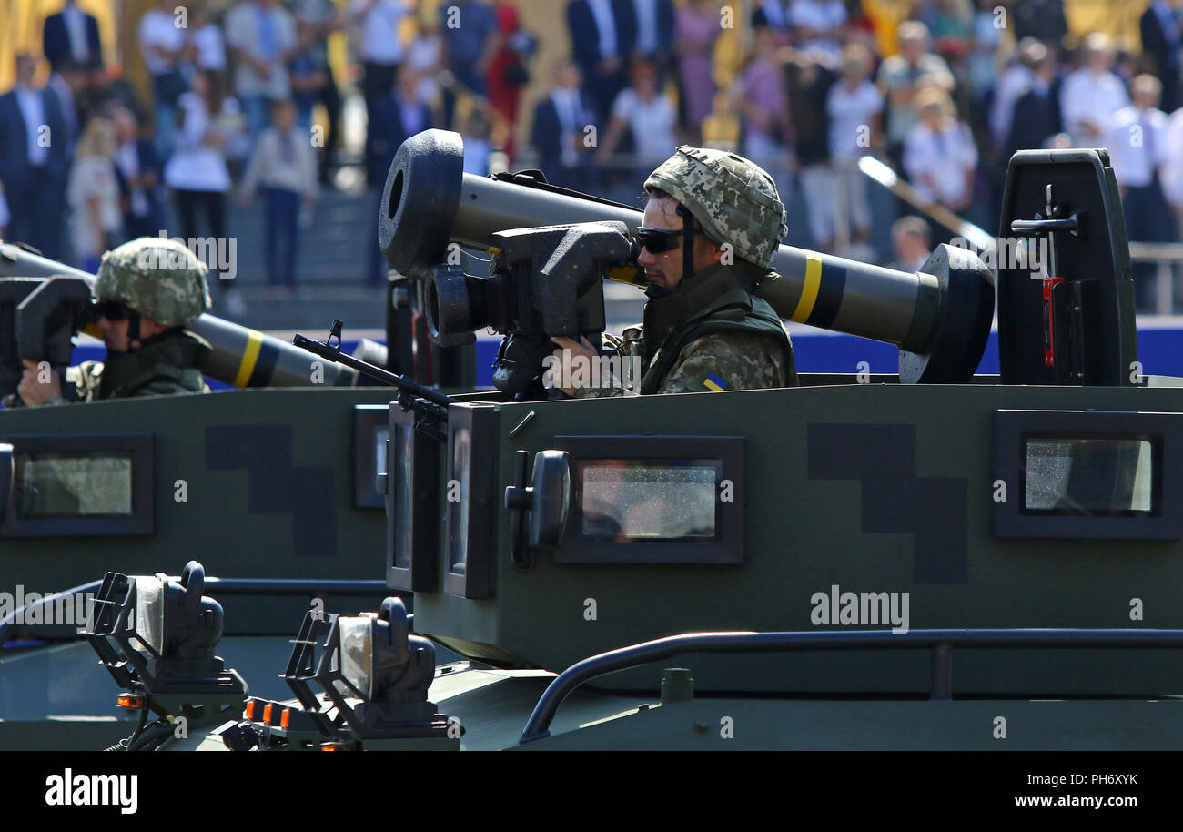 Kiev, Ucraina - 24 agosto 2018: esercito ucraino soldato ci tiene giavellotto portable anti-serbatoio arma, come egli prende le parti presso la parata militare, dedicato Foto Stock