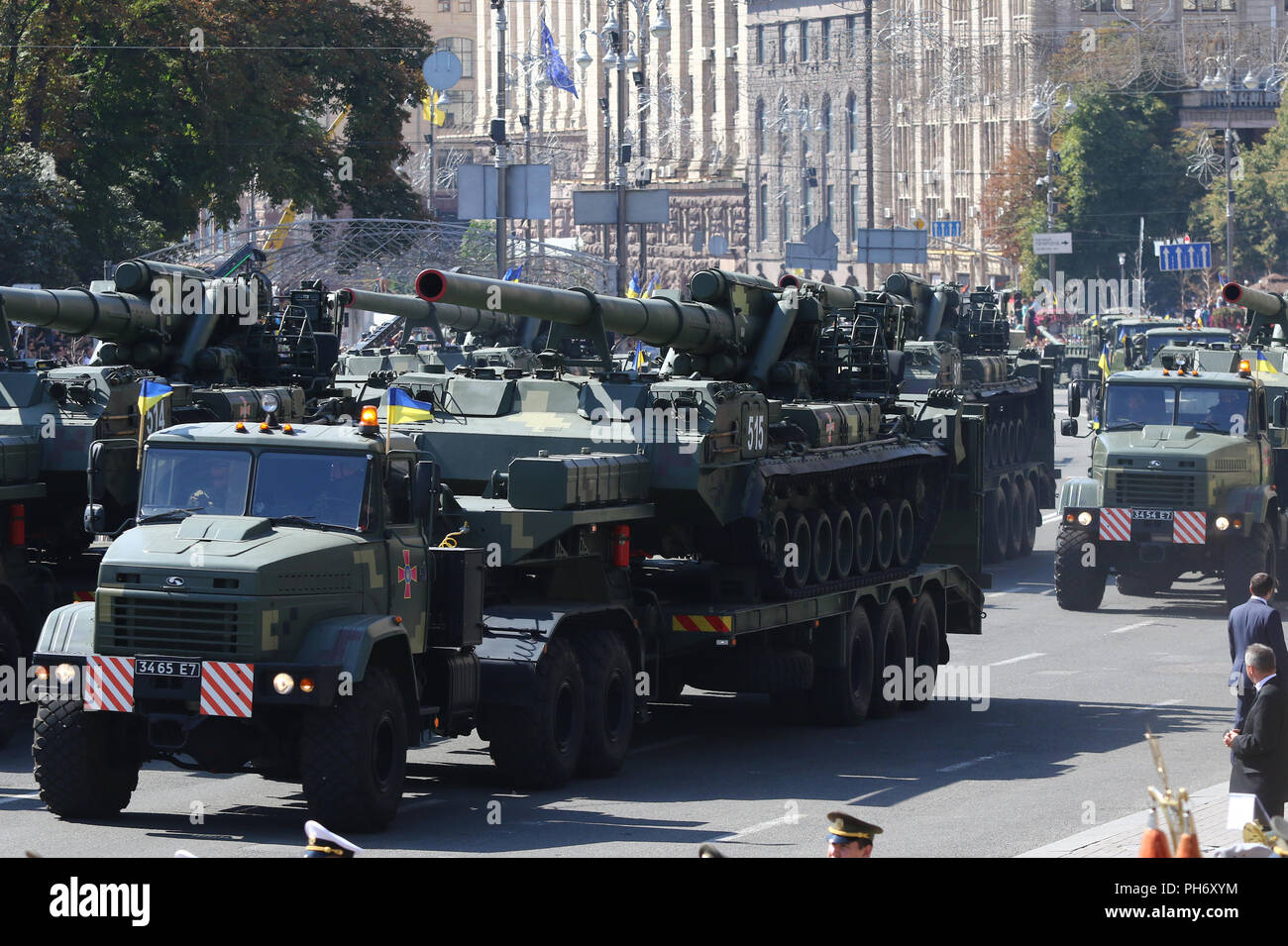 Kiev, Ucraina - 24 agosto 2018: attrezzature militari delle Forze Armate dell'Ucraina si sposta sulla Khreschatyk Street nella città di Kyiv durante la parata militare, de Foto Stock