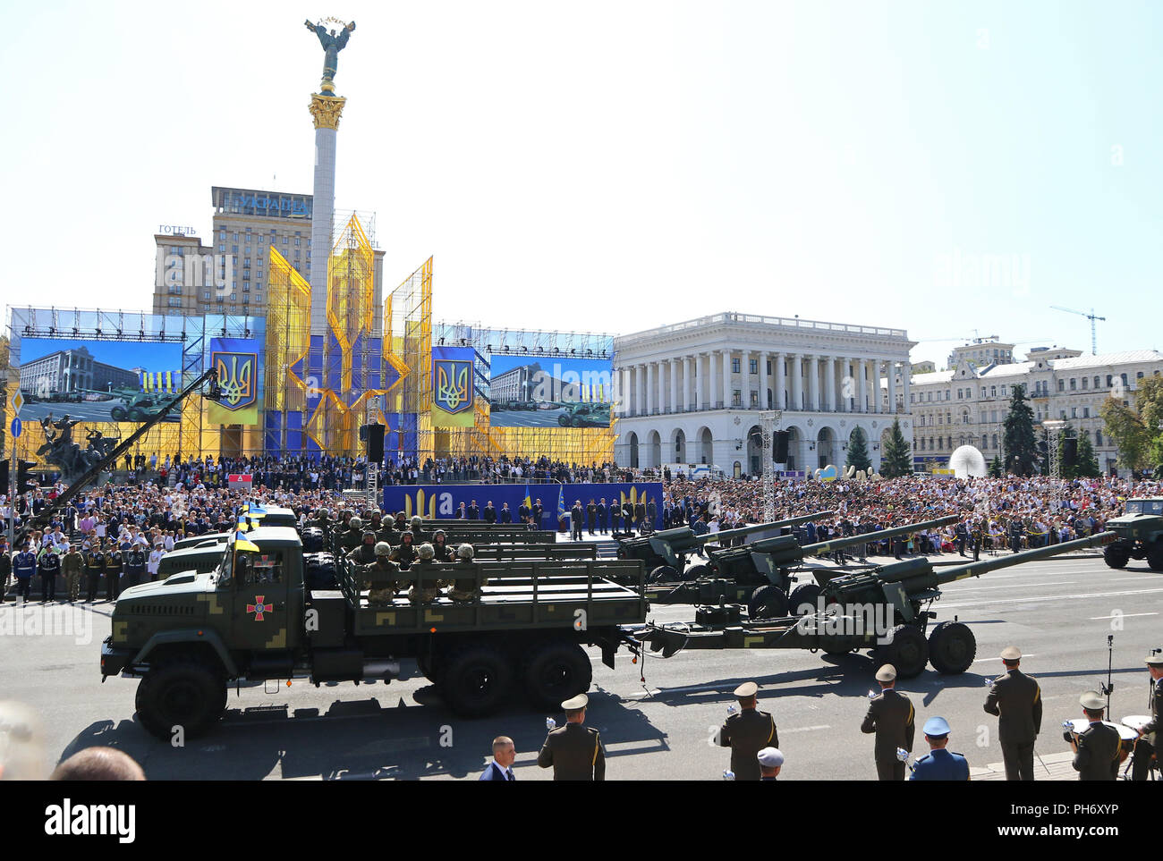 Kiev, Ucraina - 24 agosto 2018: attrezzature militari delle Forze Armate dell'Ucraina si sposta sulla Khreschatyk Street nella città di Kyiv durante la parata militare, de Foto Stock