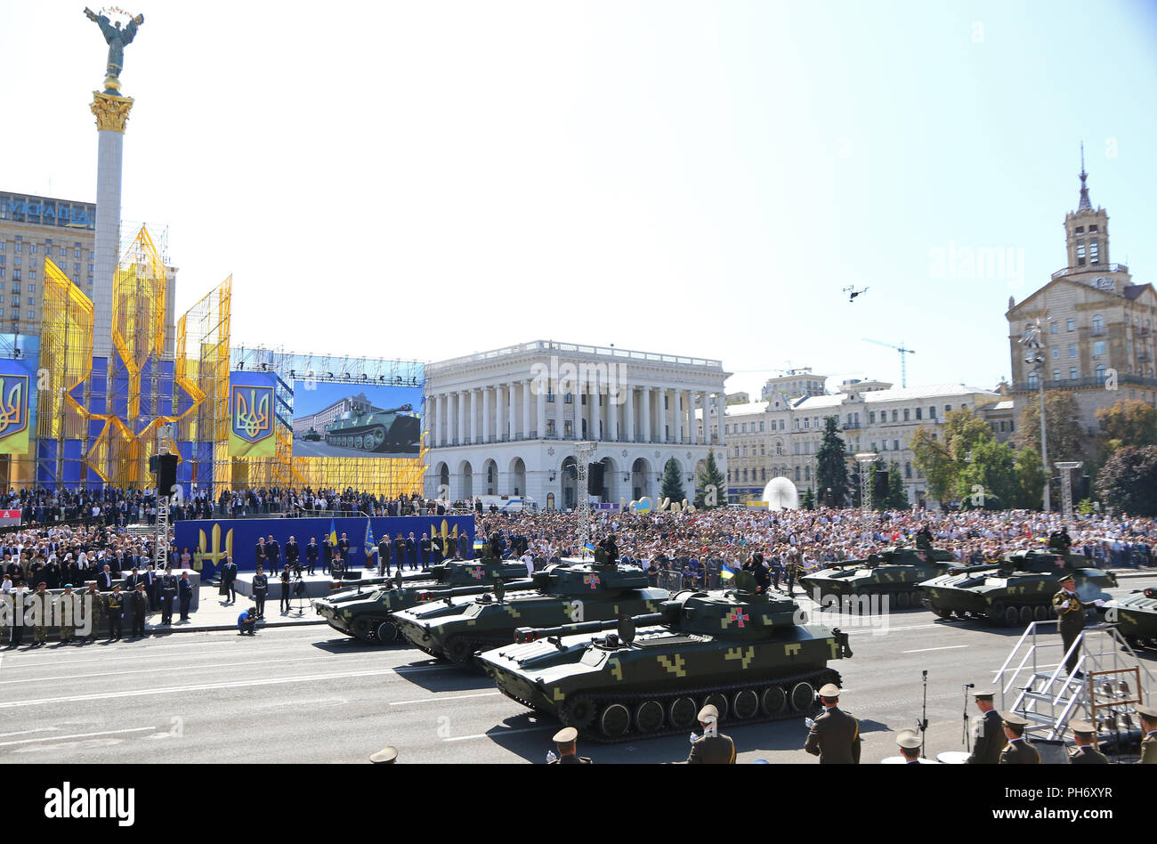 Kiev, Ucraina - 24 agosto 2018: semoventi obici drive sulla Khreschatyk street nel centro della città di Kyiv durante la parata militare, dedicato a Foto Stock