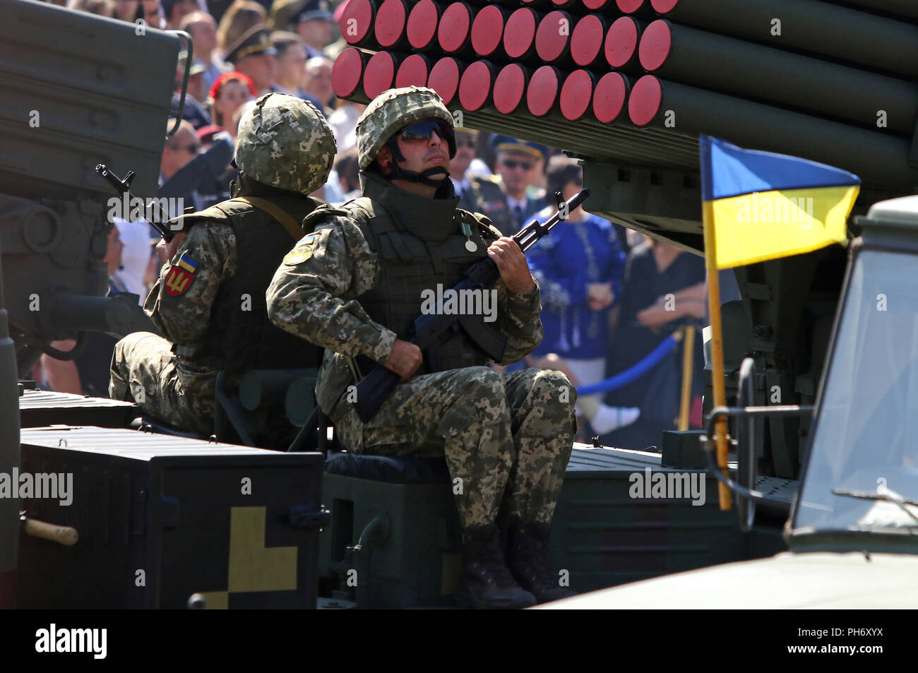 Kiev, Ucraina - 24 agosto 2018: Ucraino sistema a getto di fuoco salvo "Verba' unità su Khreschatyk street nel centro di Kiev durante la parata militare, Foto Stock