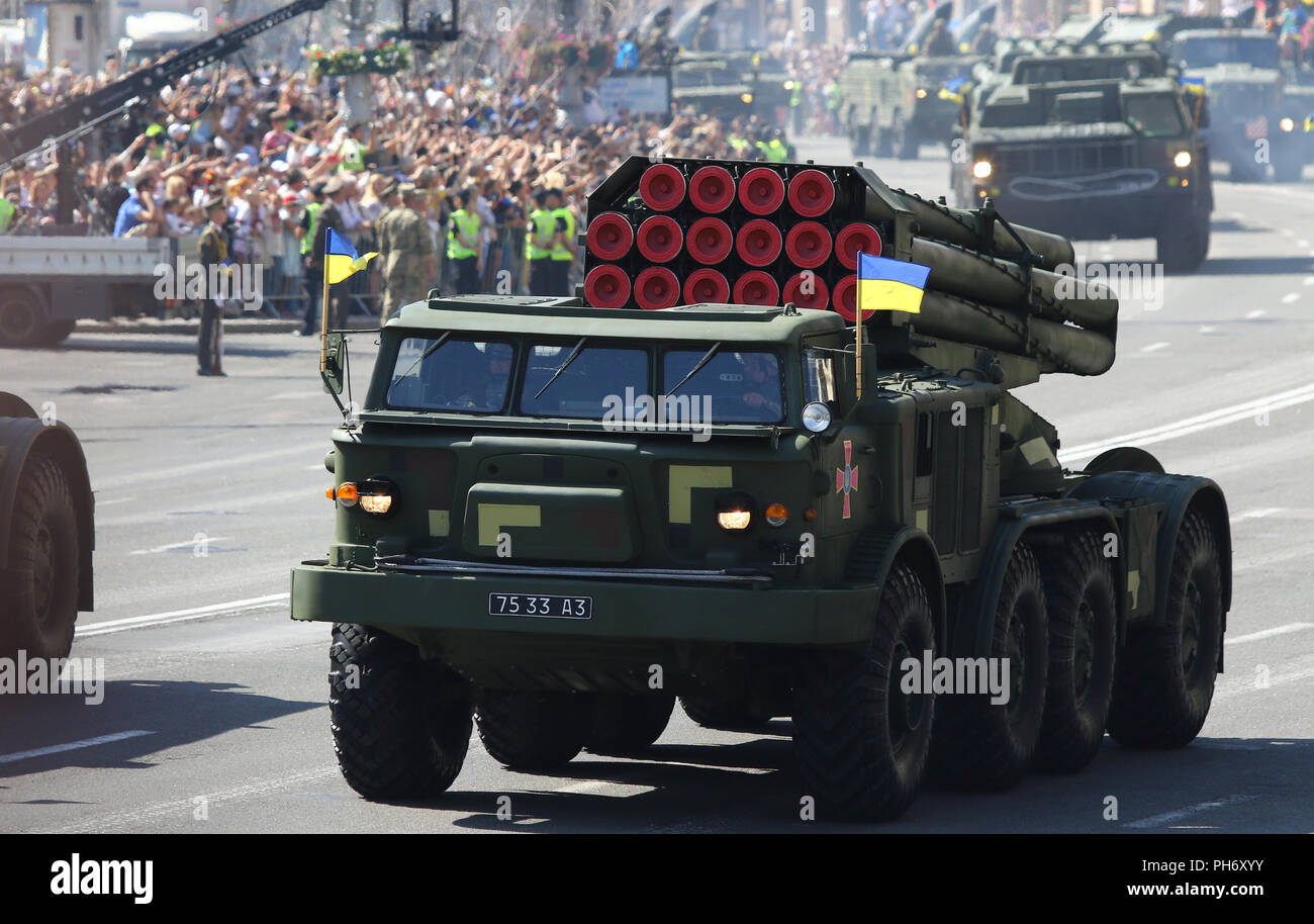 Kiev, Ucraina - 24 agosto 2018: attrezzature militari delle Forze Armate dell'Ucraina si sposta sulla Khreschatyk Street nella città di Kyiv durante la parata militare, de Foto Stock