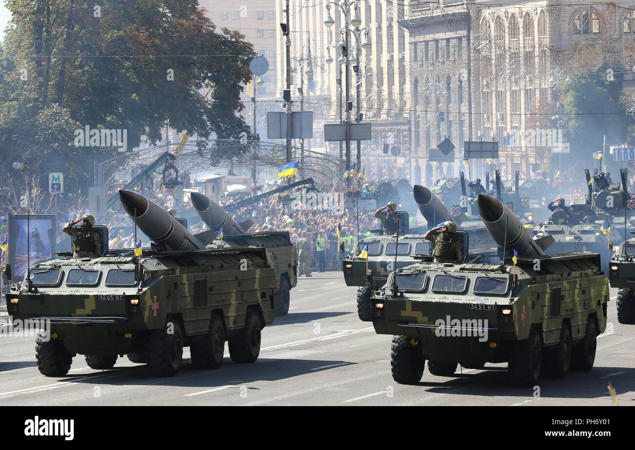 Kiev, Ucraina - 24 agosto 2018: attrezzature militari delle Forze Armate dell'Ucraina si sposta sulla Khreschatyk Street nella città di Kyiv durante la parata militare, de Foto Stock