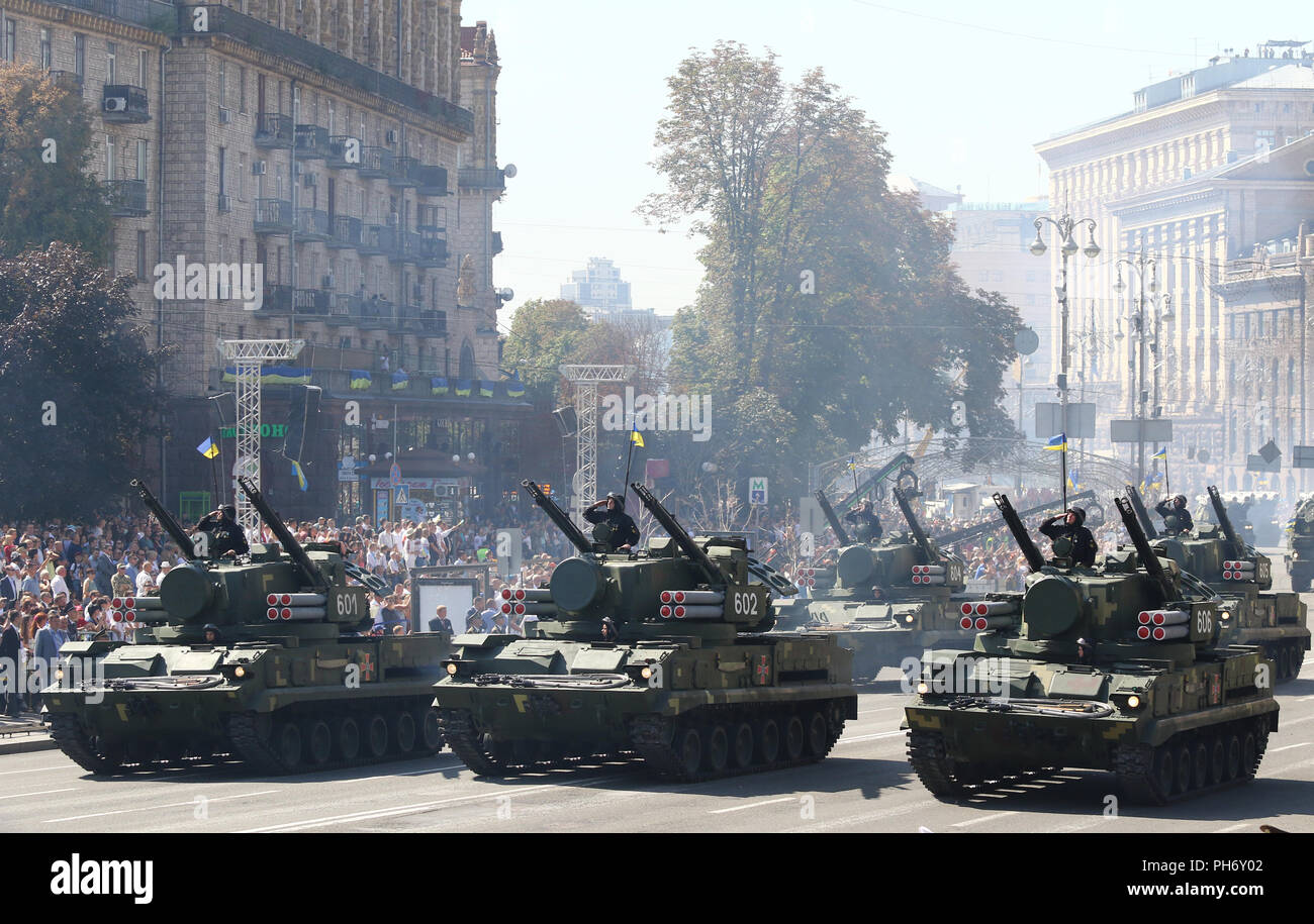 Kiev, Ucraina - 24 agosto 2018: attrezzature militari delle Forze Armate dell'Ucraina si sposta sulla Khreschatyk Street nella città di Kyiv durante la parata militare, de Foto Stock
