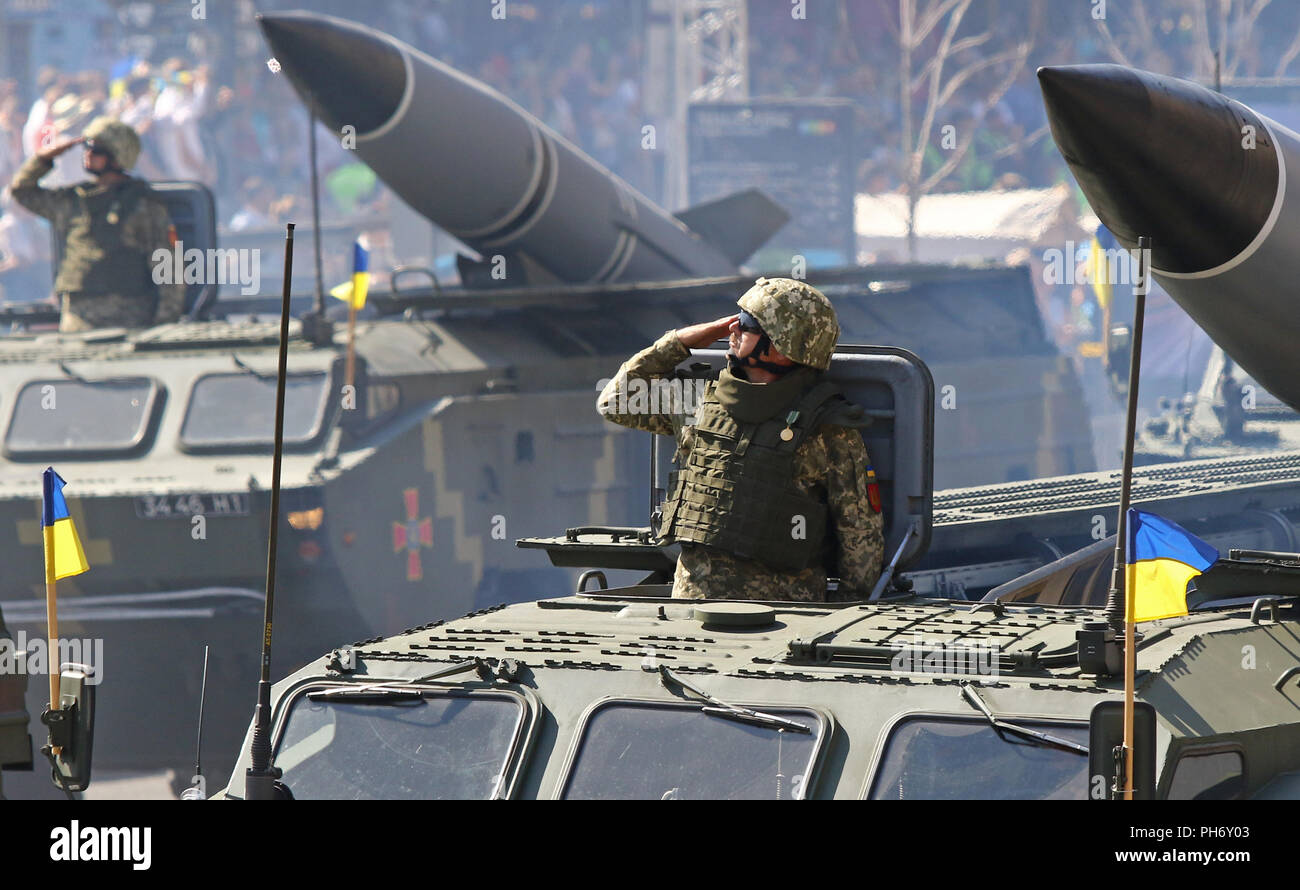 Kiev, Ucraina - 24 agosto 2018: attrezzature militari delle Forze Armate dell'Ucraina si sposta sulla Khreschatyk Street nella città di Kyiv durante la parata militare, de Foto Stock