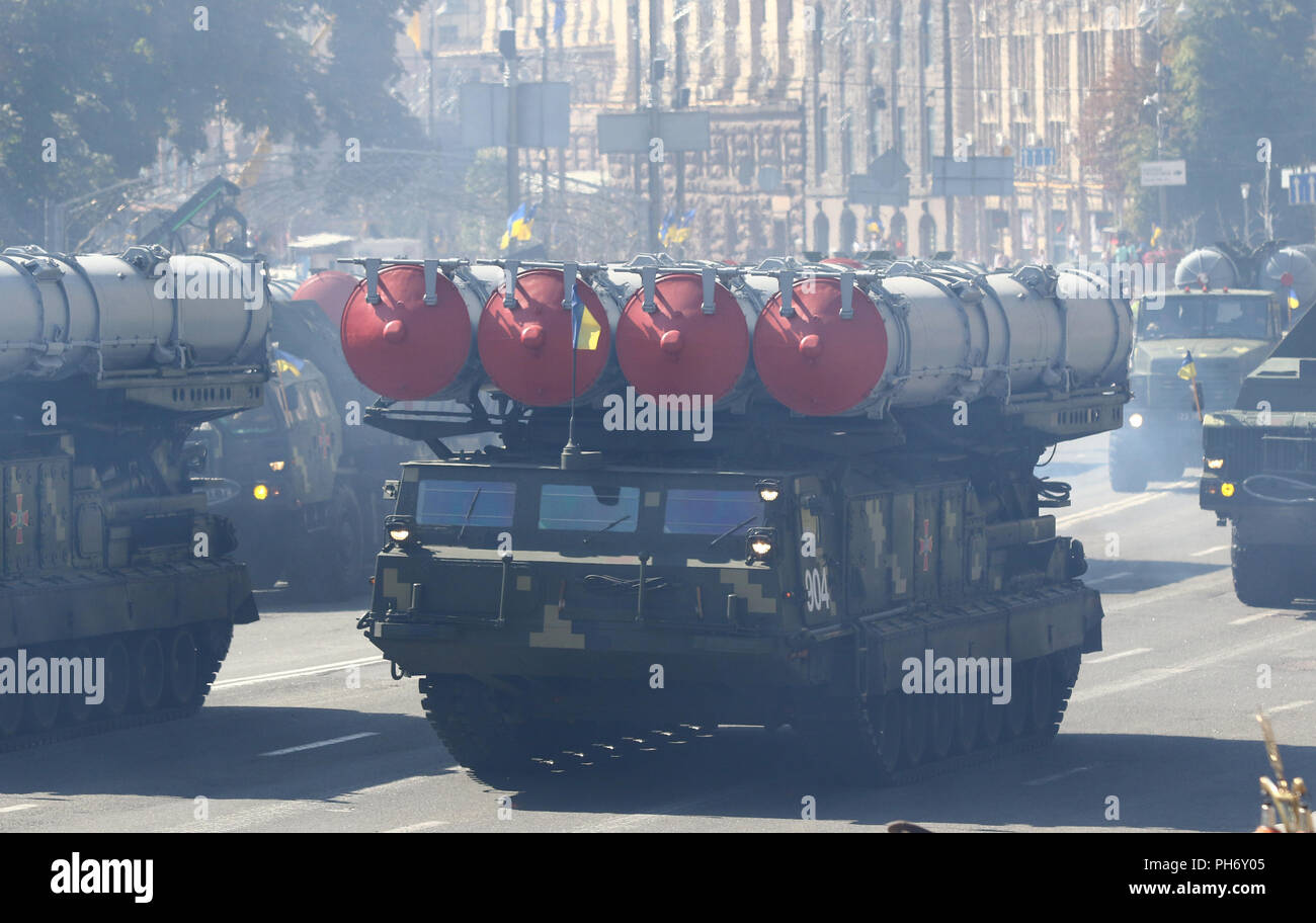 Kiev, Ucraina - 24 agosto 2018: attrezzature militari delle Forze Armate dell'Ucraina si sposta sulla Khreschatyk Street nella città di Kyiv durante la parata militare, de Foto Stock