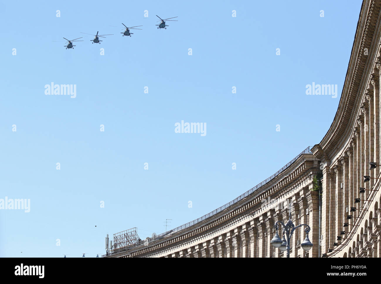 Kiev, Ucraina - 24 agosto 2018: militare ucraino elicotteri volare oltre la piazza Indipendenza a Kiev durante la parata militare, dedicata alla Foto Stock