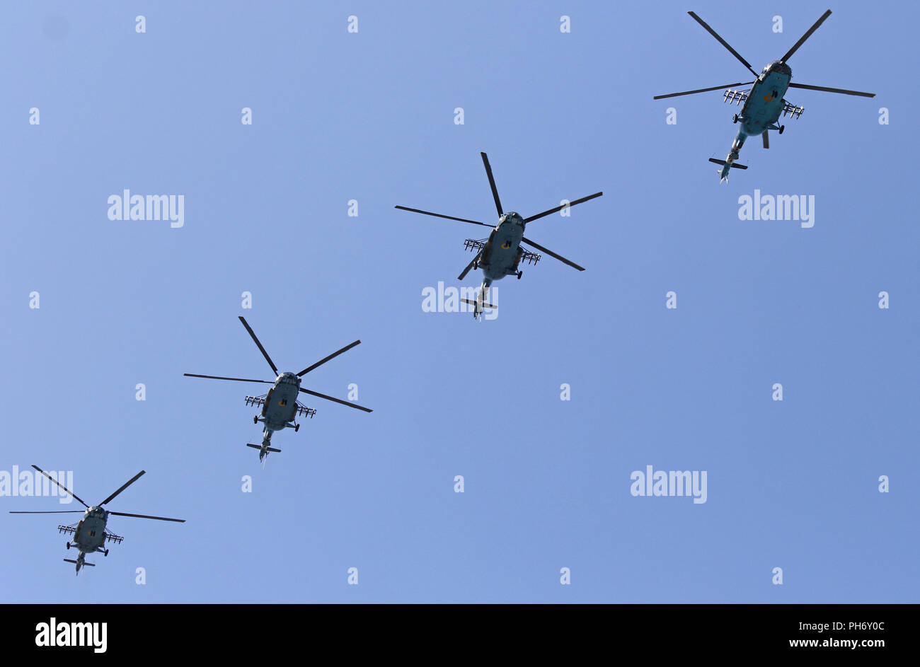 Kiev, Ucraina - 24 agosto 2018: militare ucraino elicotteri volare oltre la piazza Indipendenza a Kiev durante la parata militare, dedicata alla Foto Stock