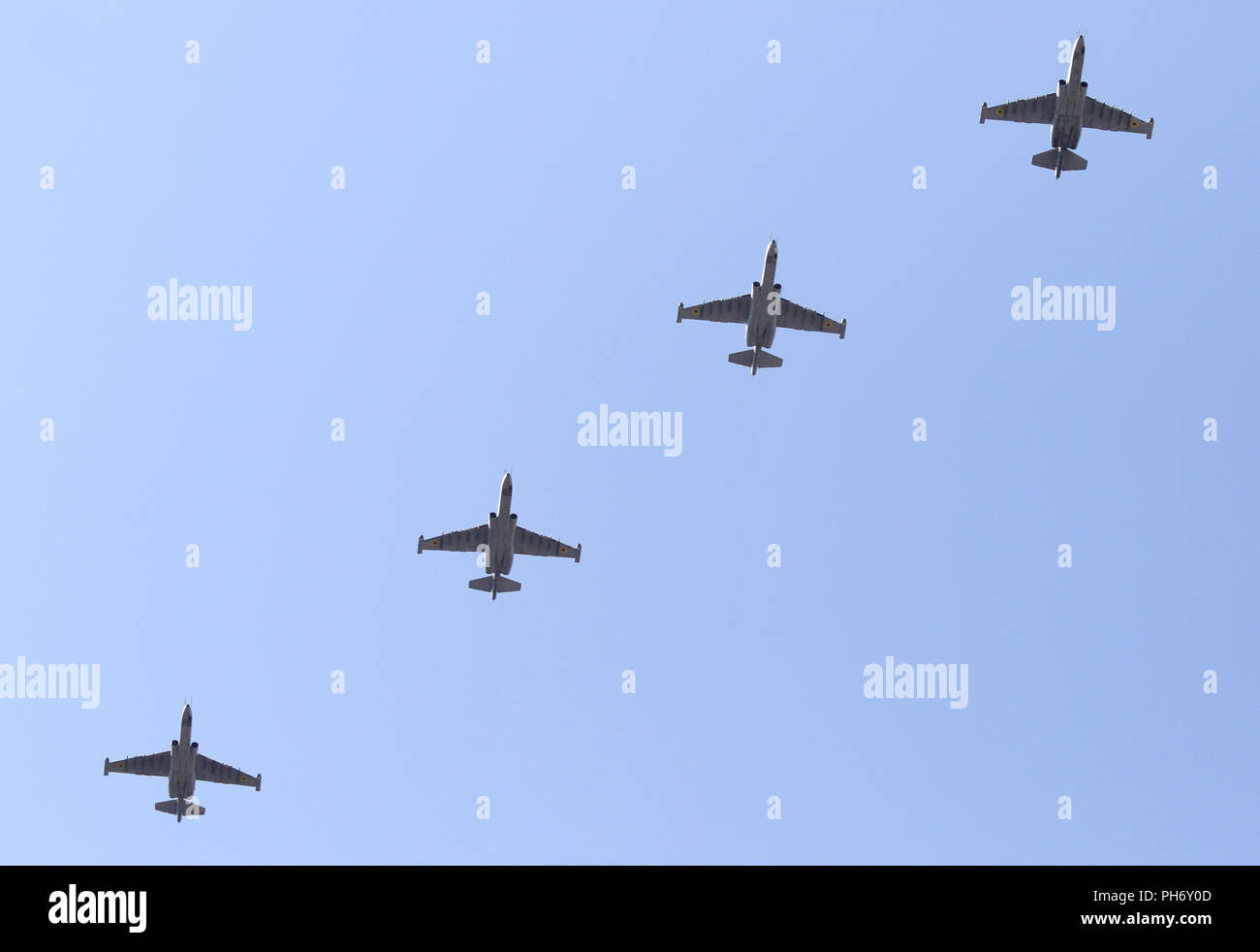 Kiev, Ucraina - 24 agosto 2018: militare ucraino aerei sorvolano la piazza Indipendenza a Kiev durante la parata militare, dedicato al 27 Foto Stock