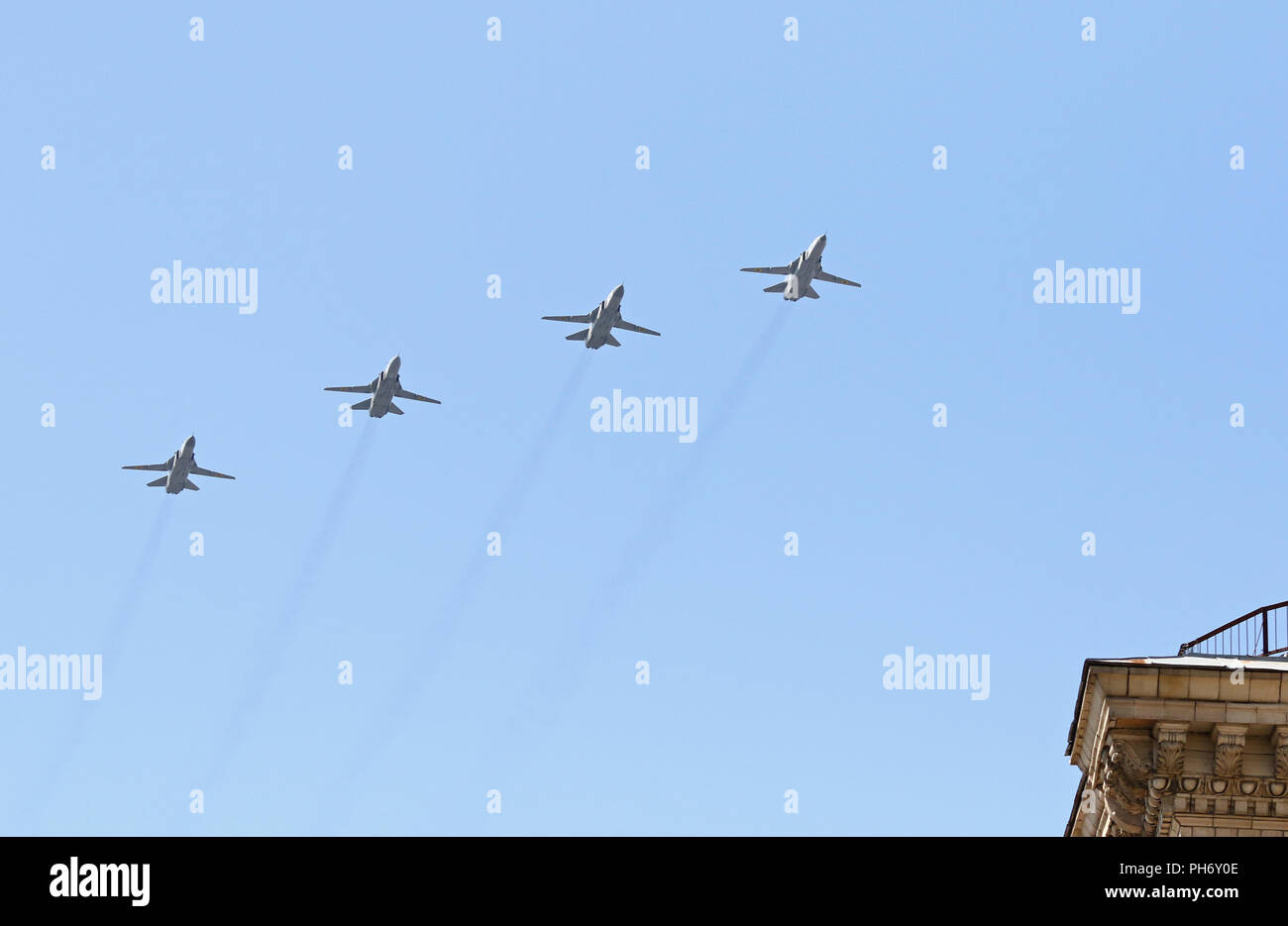 Kiev, Ucraina - 24 agosto 2018: militare ucraino aerei sorvolano la piazza Indipendenza a Kiev durante la parata militare, dedicato al 27 Foto Stock