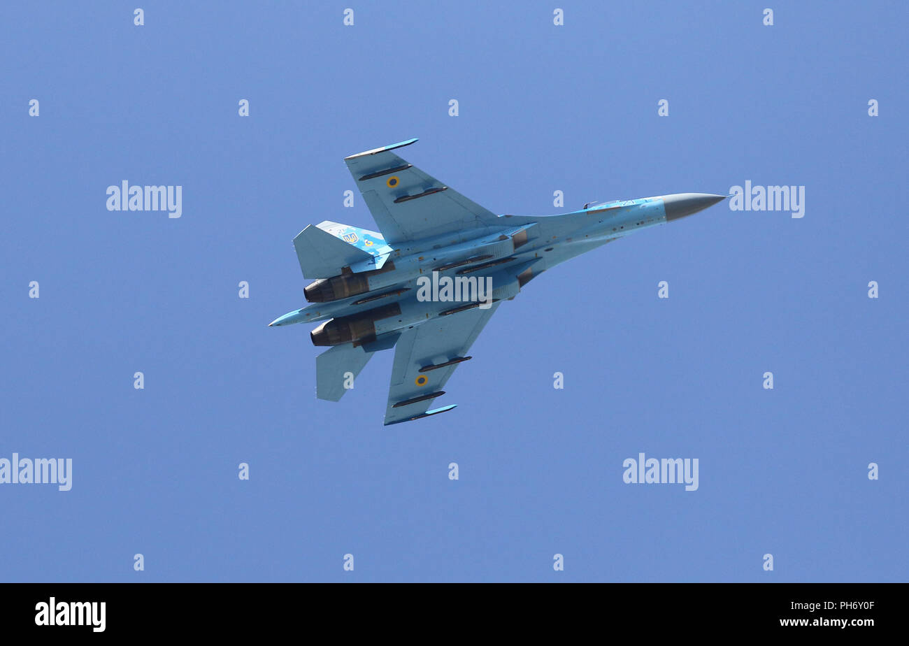 Kiev, Ucraina - 24 agosto 2018: militare ucraino aerei sorvolano la piazza Indipendenza a Kiev durante la parata militare, dedicato al 27 Foto Stock