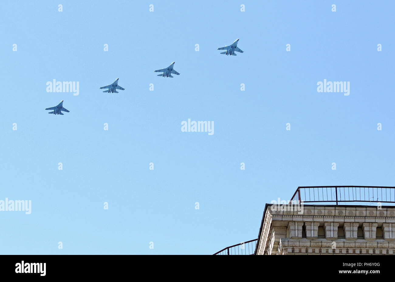 Kiev, Ucraina - 24 agosto 2018: militare ucraino aerei sorvolano la piazza Indipendenza a Kiev durante la parata militare, dedicato al 27 Foto Stock