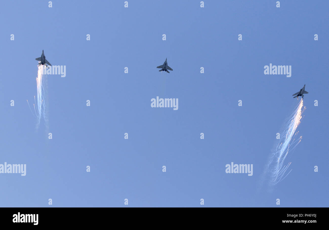 Kiev, Ucraina - 24 agosto 2018: militare ucraino aerei sorvolano la piazza Indipendenza a Kiev durante la parata militare, dedicato al 27 Foto Stock