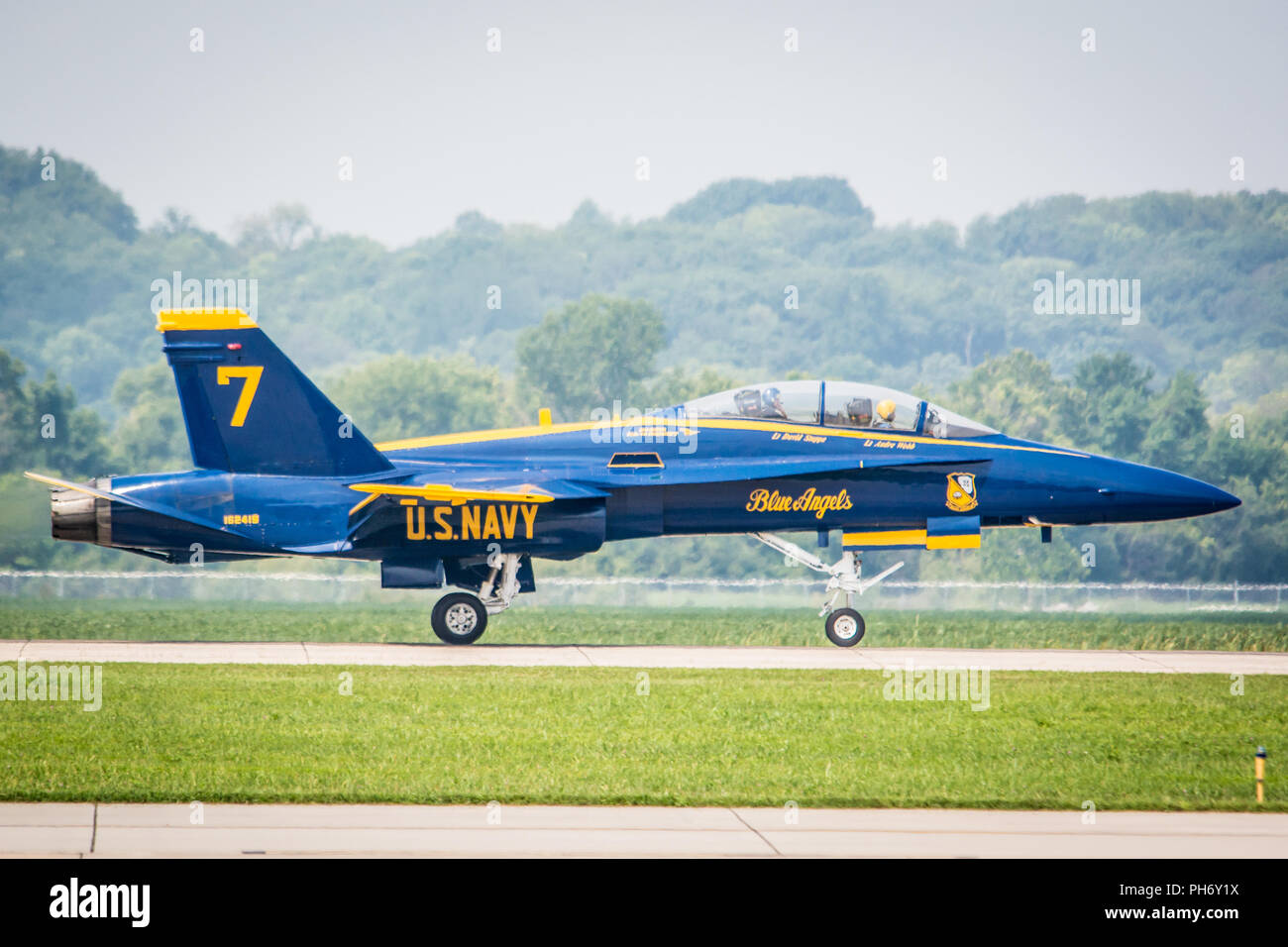 Stati Uniti Navy Lt. Andre Webb (destra), aeromobili #7 pilota con la Marina Militare dimostrazione di volo Team, "Blue Angels", atterra dopo assunzione di Todd Meierhoffer su un backseat corsa in F/A-18 Hornet, a Rosecrans Air National Guard Base, San Giuseppe, Mo., Agosto 22, 2018. Meierhoffer era tra una manciata di "principali influenzatori" selezionato per la rara opportunità prima del 2018 Suono di Speed Air Show prevista agosto 25 e 26. Il Blue Angels si sforzano di presentare l orgoglio e la professionalità della marina degli Stati Uniti e Marine Corps ispirando una cultura di eccellenza e di servizio al paese attraverso il demone di volo Foto Stock