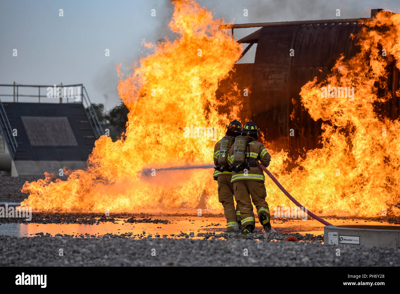 Due Sheppard Air Force Base vigili del fuoco rush per mettere a fuoco a Sheppard AFB, Texas, 23 agosto 2018. Il dipartimento svolge frequenti sessioni di formazione per aggiornare diverse abilità necessarie di vigili del fuoco compresi combattendo esterno e interno di incendi di aeromobili nonché di incendio al motore. (U.S. Air Force foto di Airman 1. Classe Pedro Tenorio) Foto Stock