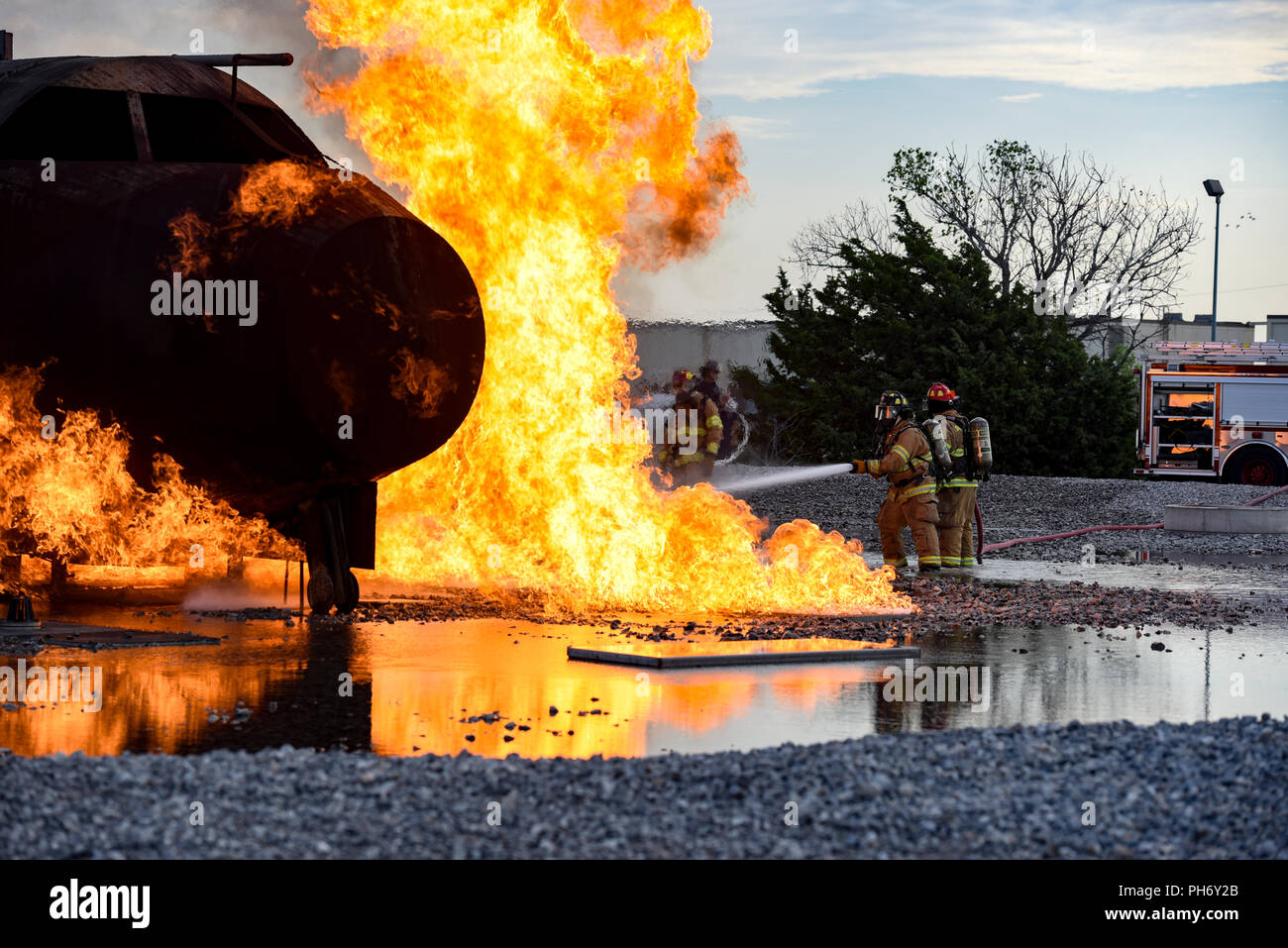 Due Sheppard Air Force Base vigili del fuoco rush per mettere a fuoco a Sheppard AFB, Texas, 23 agosto 2018. Il dipartimento svolge frequenti sessioni di formazione per aggiornare diverse abilità necessarie di vigili del fuoco compresi combattendo esterno e interno di incendi di aeromobili nonché di incendio al motore. (U.S. Air Force foto di Airman 1. Classe Pedro Tenorio) Foto Stock