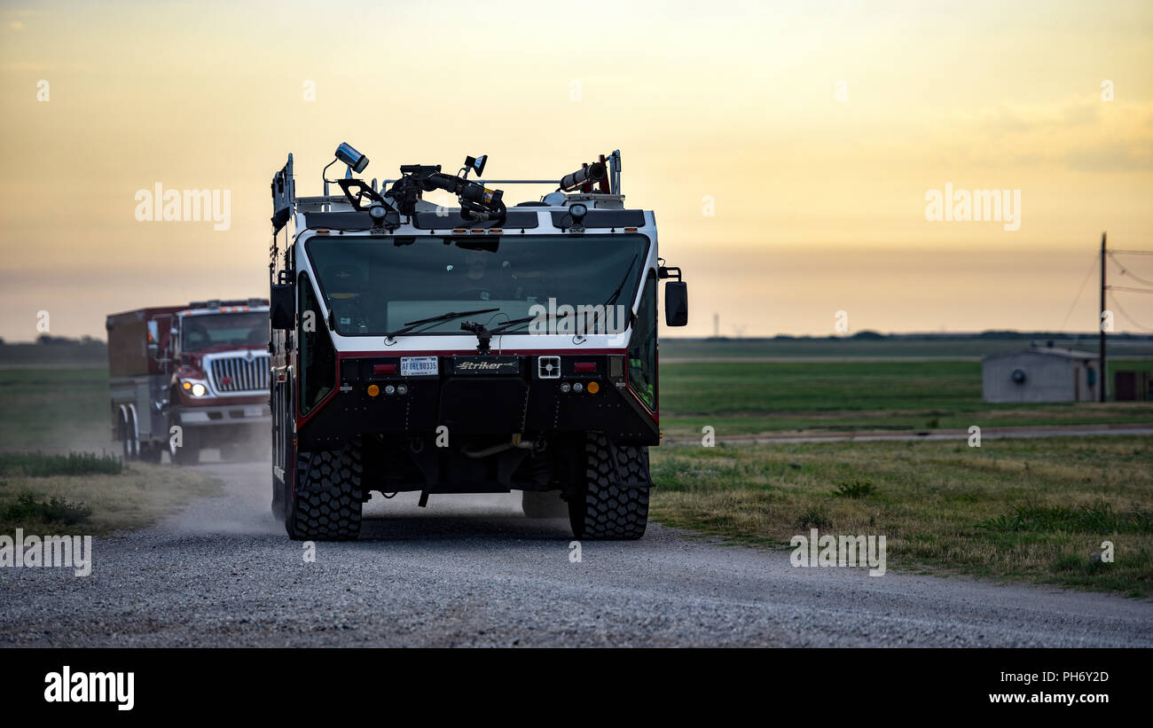 Sheppard Air Force Base dei vigili del fuoco di comando in un convoglio per il fuoco vivo area formazione a Sheppard AFB, Texas, 23 agosto 2018. Il dipartimento svolge frequenti sessioni di formazione per aggiornare diverse abilità necessarie di vigili del fuoco compresi combattendo esterno e interno di incendi di aeromobili nonché di incendio al motore.(STATI UNITI Air Force foto di Airman 1. Classe Pedro Tenorio) Foto Stock