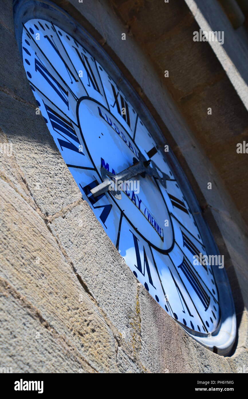 Orologio sulla torre del Basilique St-Sauveur di Rocamadour, Francia Foto Stock