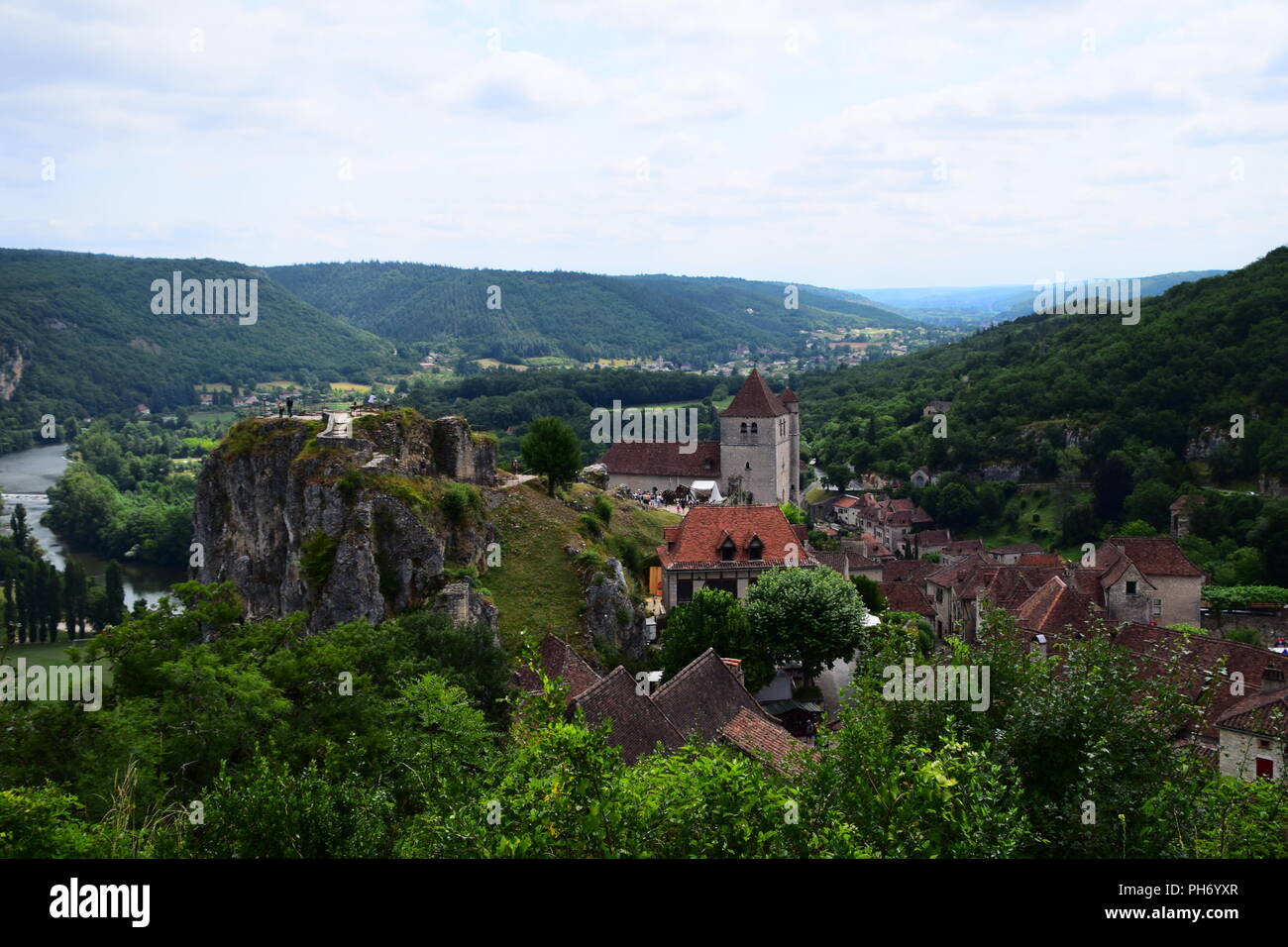 Il borgo medievale di St-Cirq-Lapopie sul fiume Lot nel sud-ovest della Francia Foto Stock