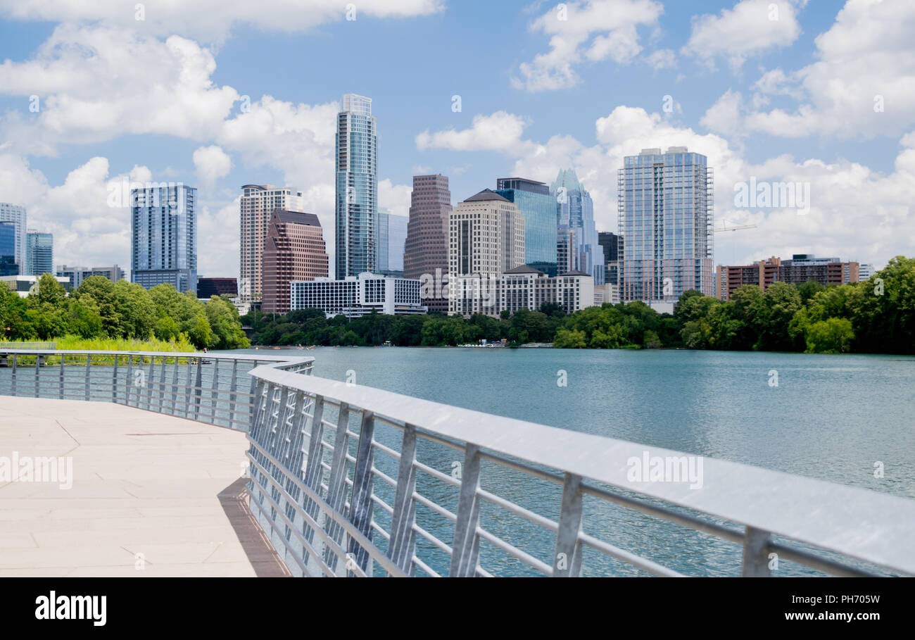 Una vista del crescente skyline del centro di Austin, Texas, come si vede dalla passeggiata lungo le sponde del Lago Lady Bird su un luminoso giorno di estate Foto Stock