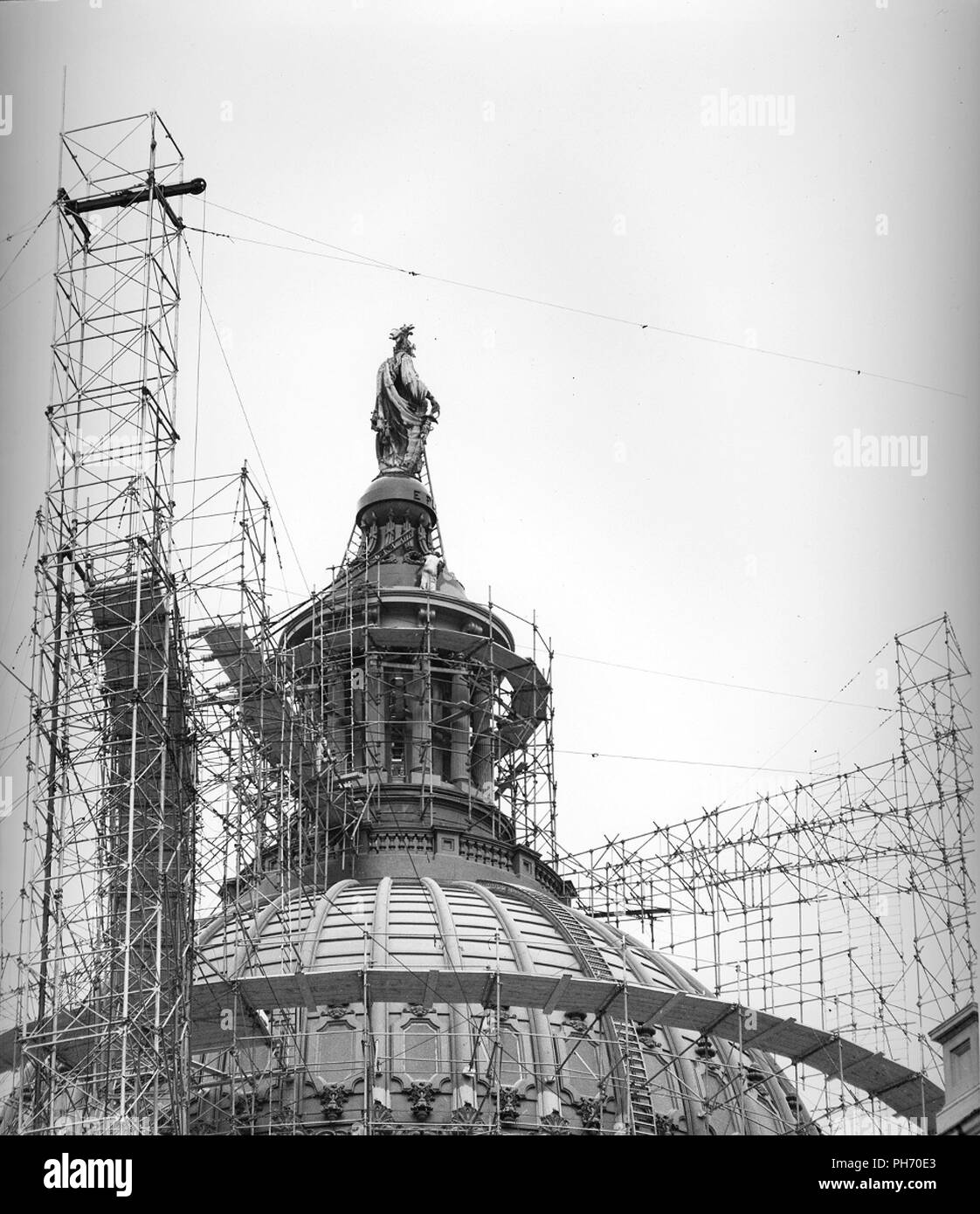 Il pittore si applica un finale scuro al ferro da stiro piedistallo per la Statua della Libertà. Foto Stock