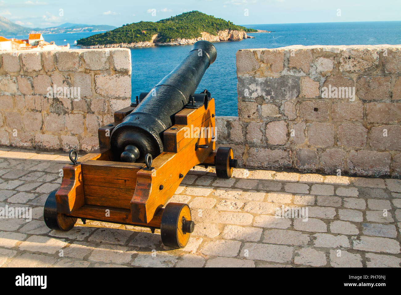 Il cannone sulle pareti della fortezza difensiva Lovrijenac, la città vecchia di Dubrovnik, Croazia Foto Stock